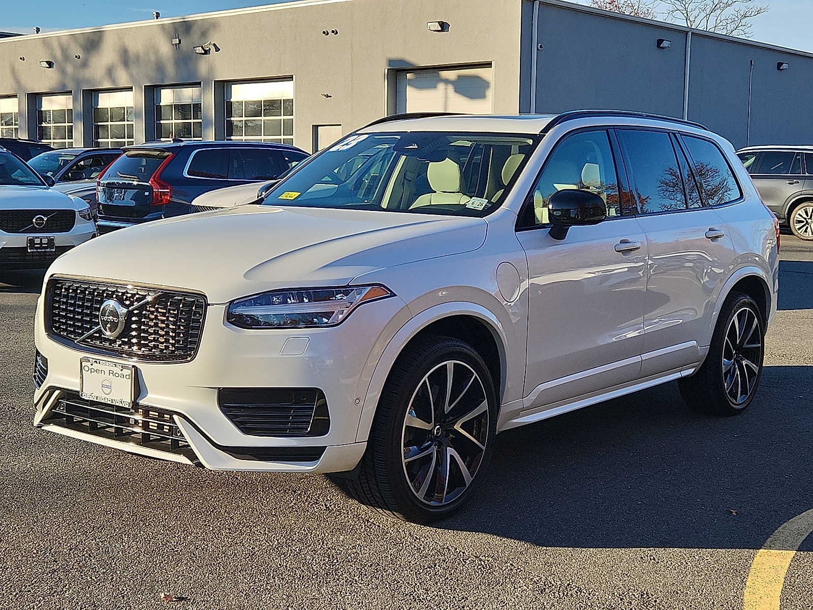 2023 Volvo XC90 Recharge Plug-In Hybrid Plus Dark Theme