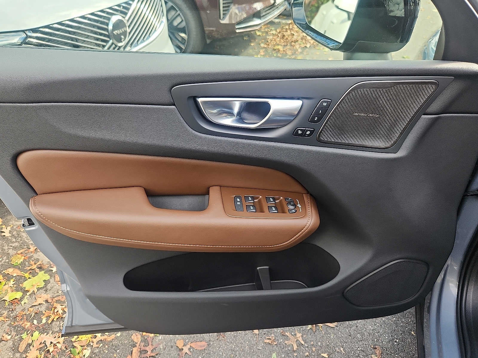 2024 Volvo XC60 Recharge Plug-In Hybrid Plus Dark Theme