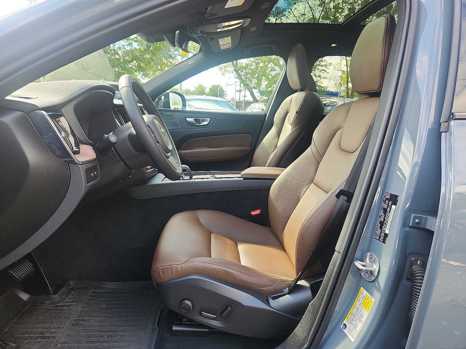 2024 Volvo XC60 Recharge Plug-In Hybrid Plus Dark Theme