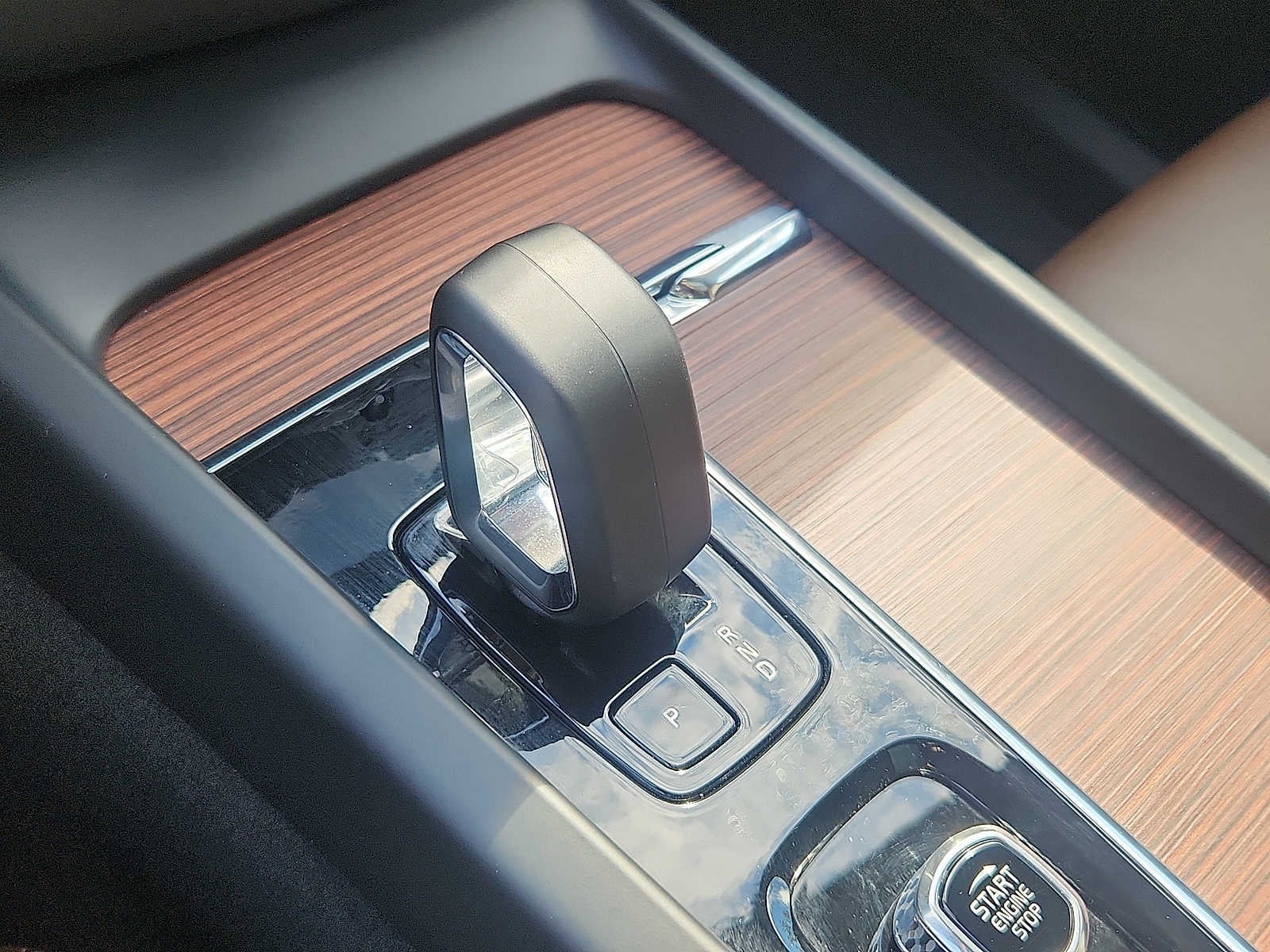 2024 Volvo XC60 Recharge Plug-In Hybrid Plus Dark Theme