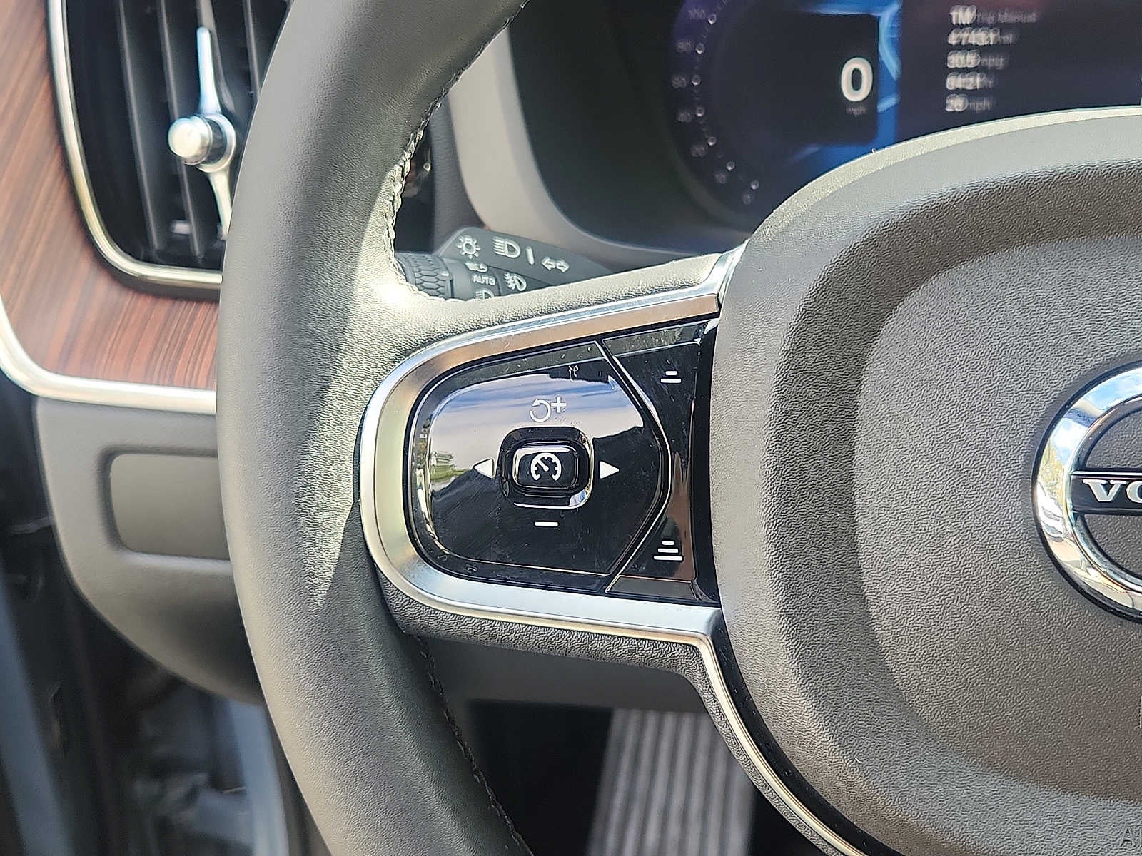 2024 Volvo XC60 Recharge Plug-In Hybrid Plus Dark Theme