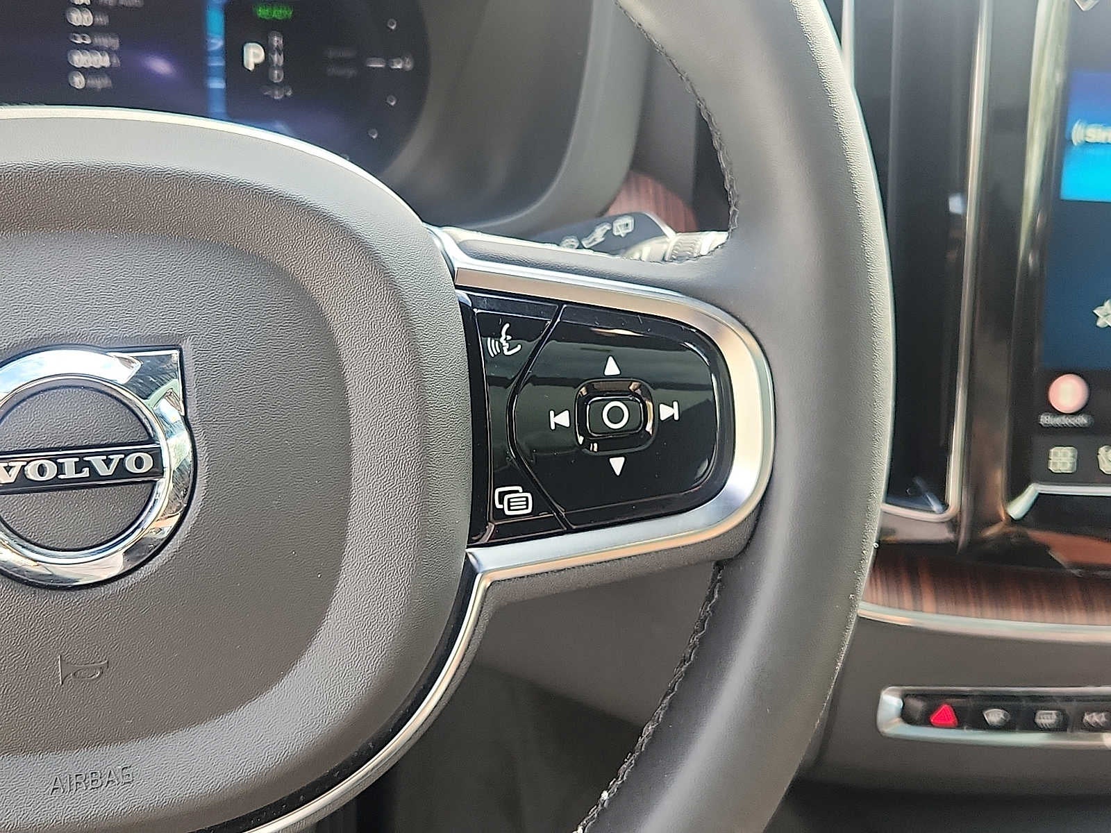 2024 Volvo XC60 Recharge Plug-In Hybrid Plus Dark Theme