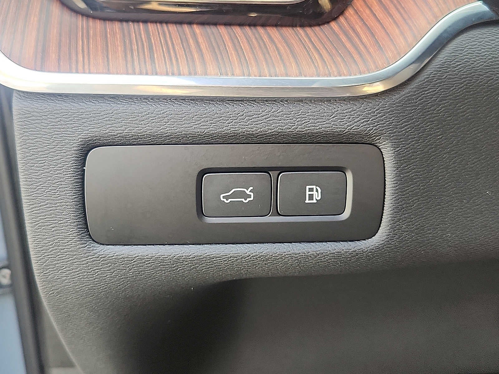2024 Volvo XC60 Recharge Plug-In Hybrid Plus Dark Theme