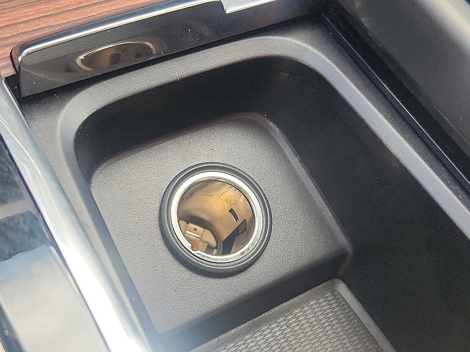 2024 Volvo XC60 Recharge Plug-In Hybrid Plus Dark Theme