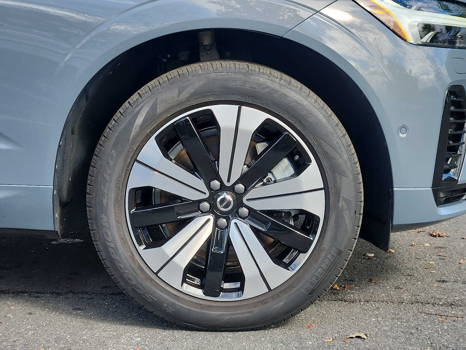 2024 Volvo XC60 Recharge Plug-In Hybrid Plus Dark Theme