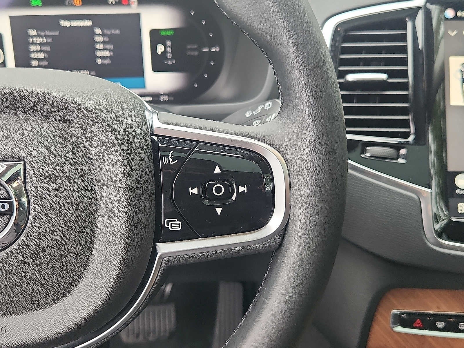 2025 Volvo XC90 Plug-In Hybrid Plus