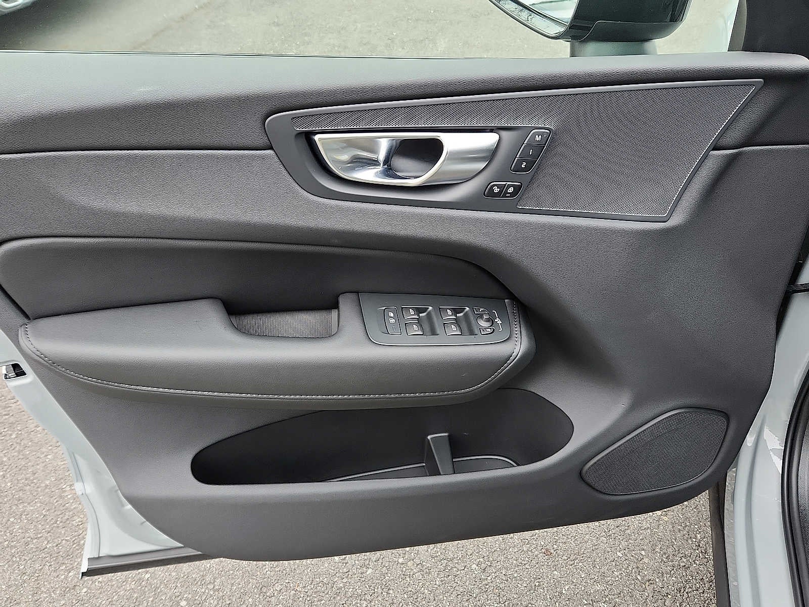 2025 Volvo XC60 Plug-In Hybrid Plus