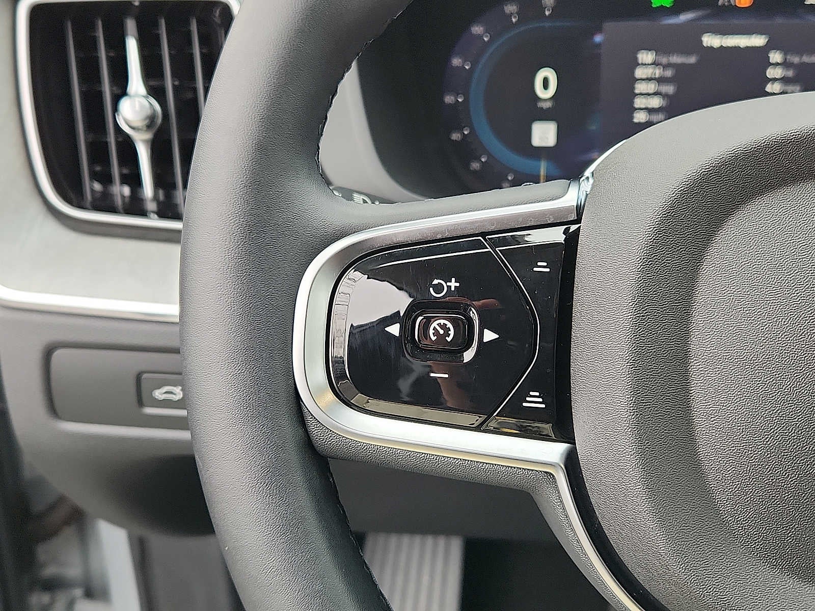 2025 Volvo XC60 Plug-In Hybrid Plus