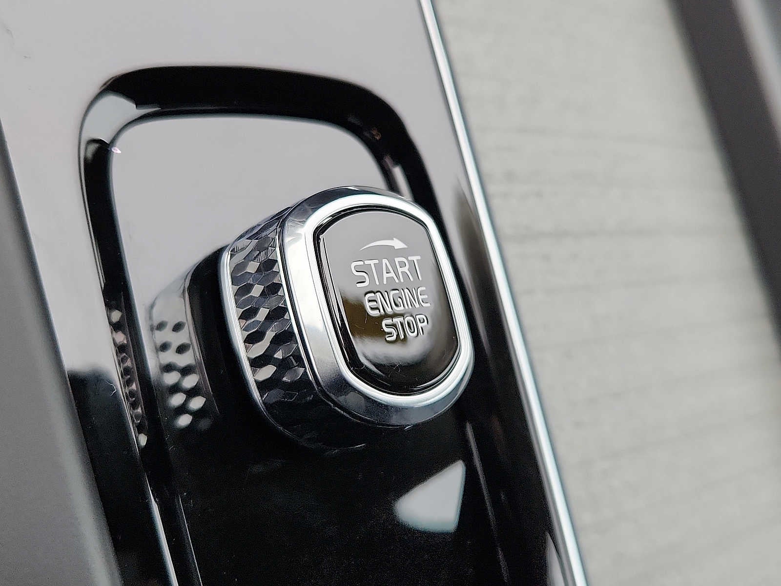 2025 Volvo XC60 Plug-In Hybrid Plus