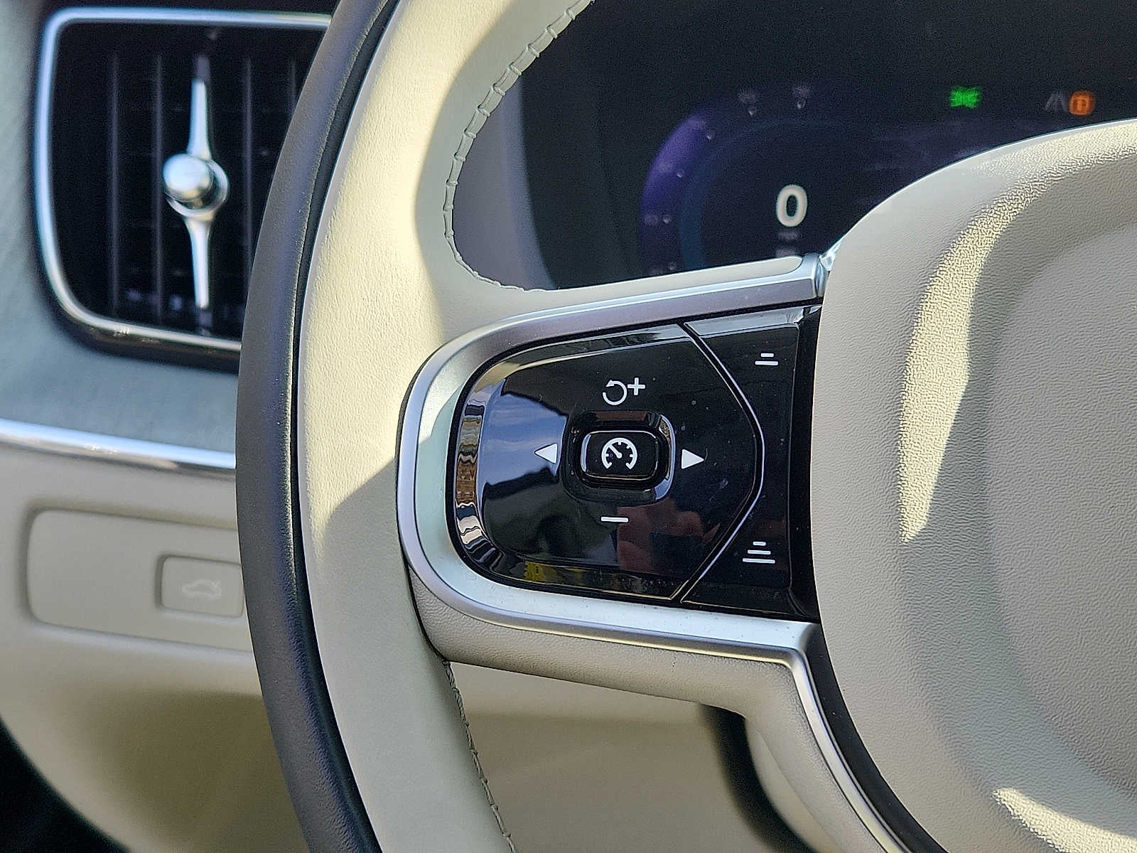 2025 Volvo XC60 Plug-In Hybrid Plus