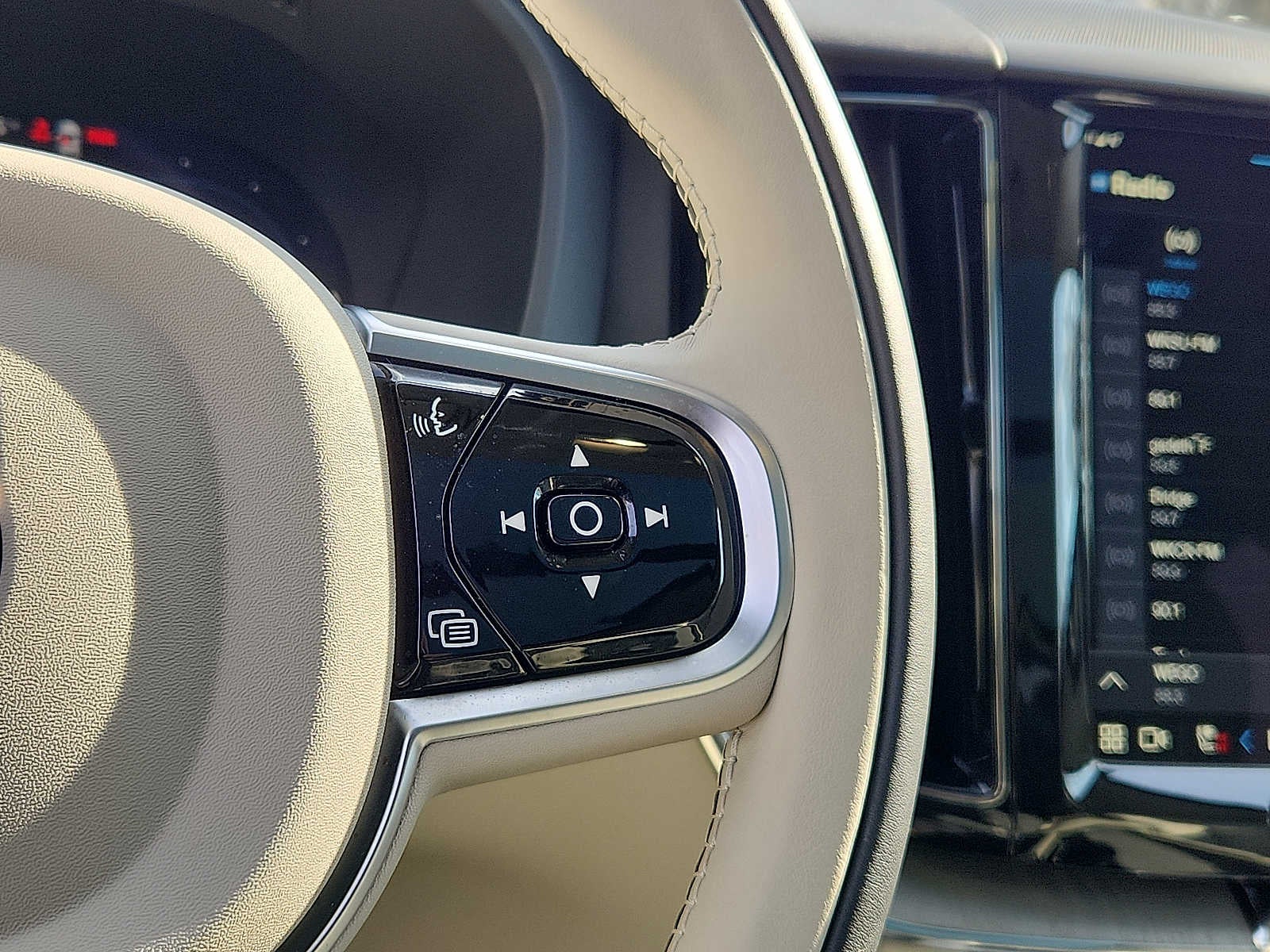 2025 Volvo XC60 Plug-In Hybrid Plus