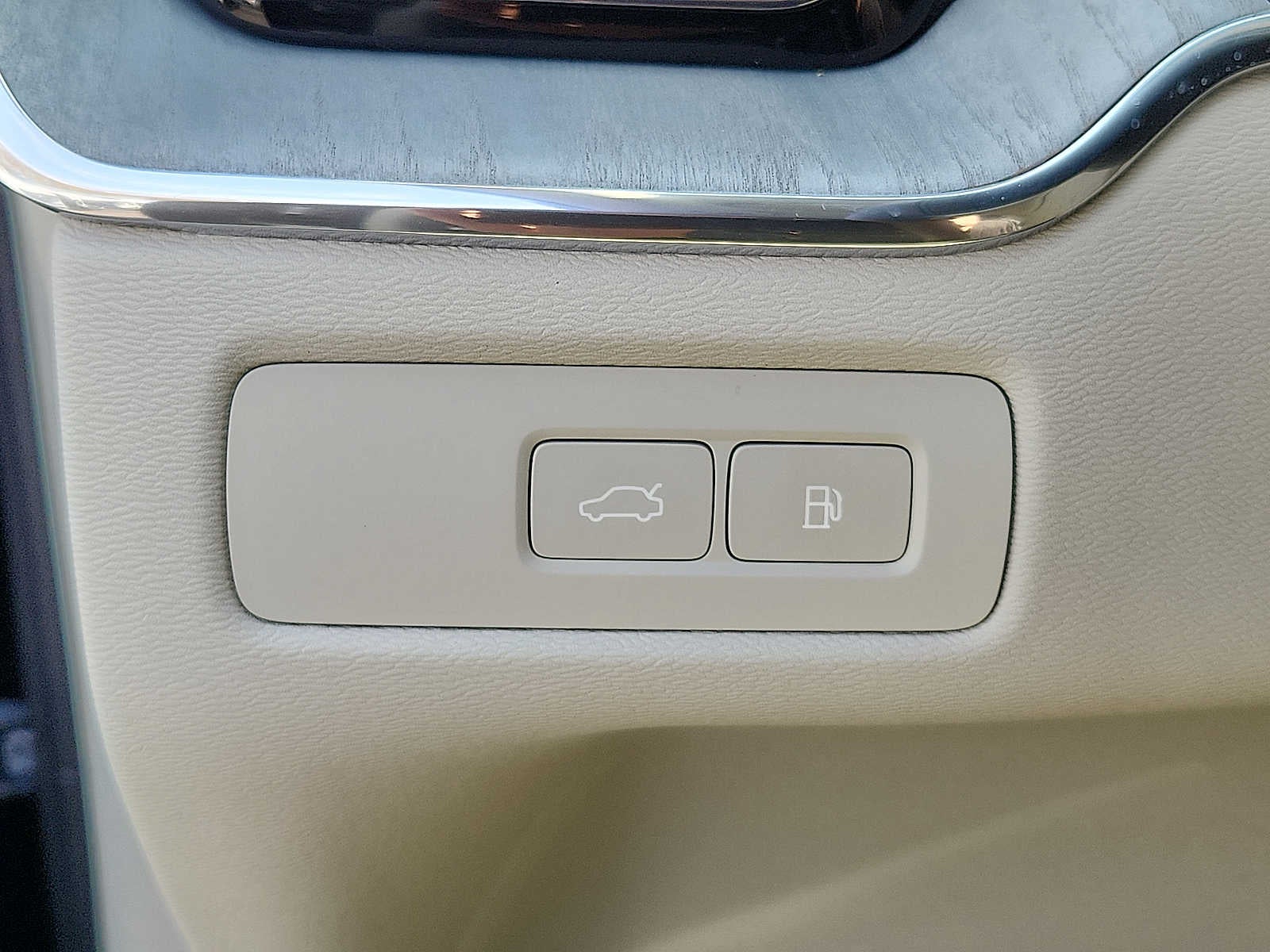 2025 Volvo XC60 Plug-In Hybrid Plus