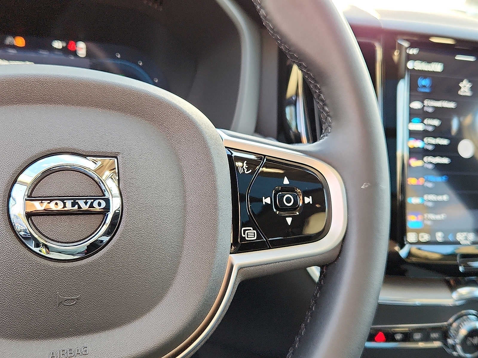 2025 Volvo XC60 Plug-In Hybrid Plus