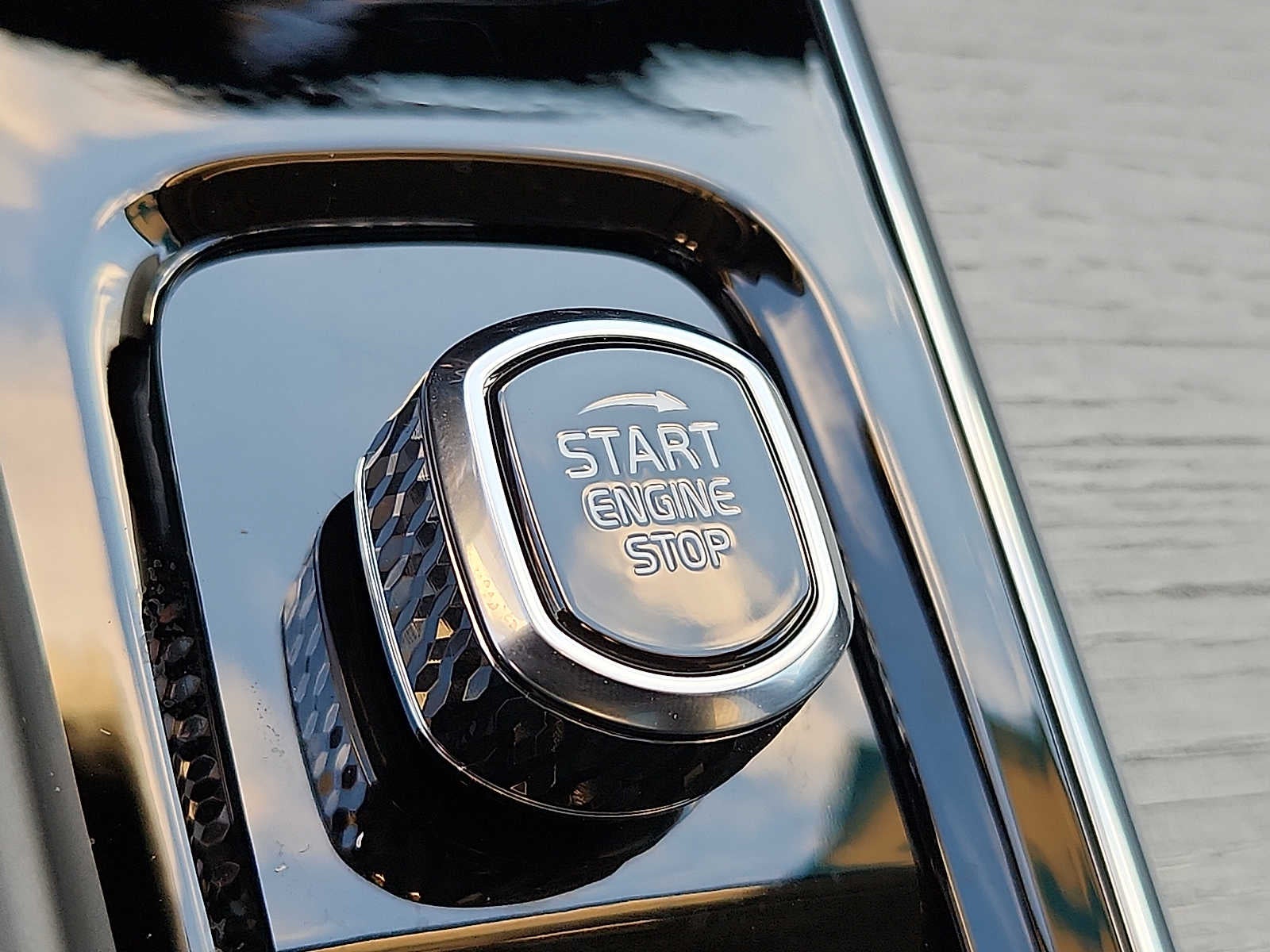 2025 Volvo XC60 Plug-In Hybrid Plus