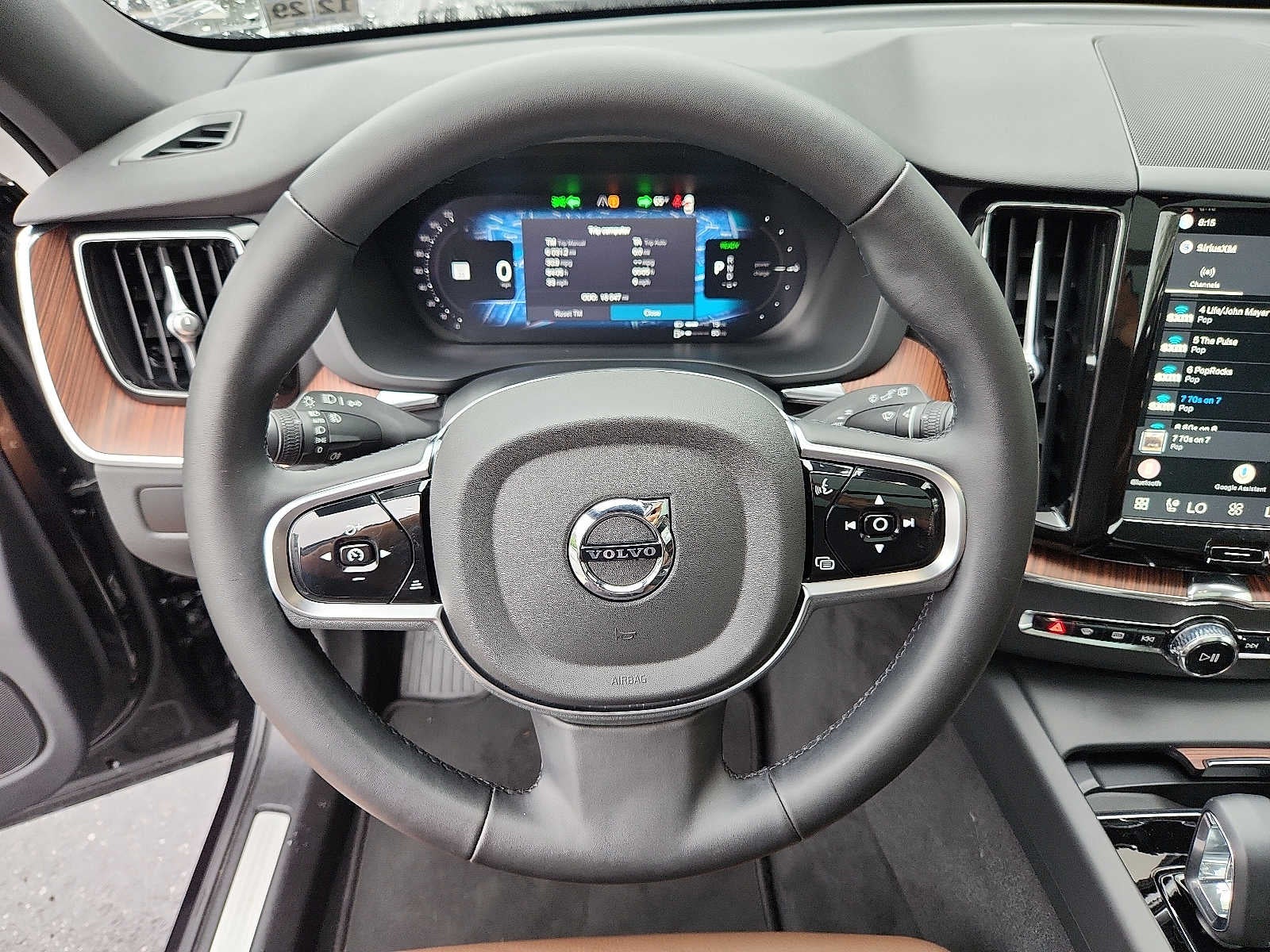 2025 Volvo XC60 Plug-In Hybrid Plus
