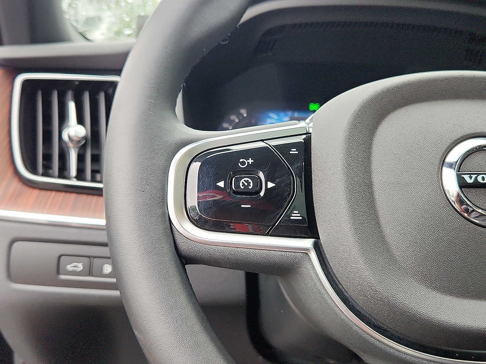 2025 Volvo XC60 Plug-In Hybrid Plus