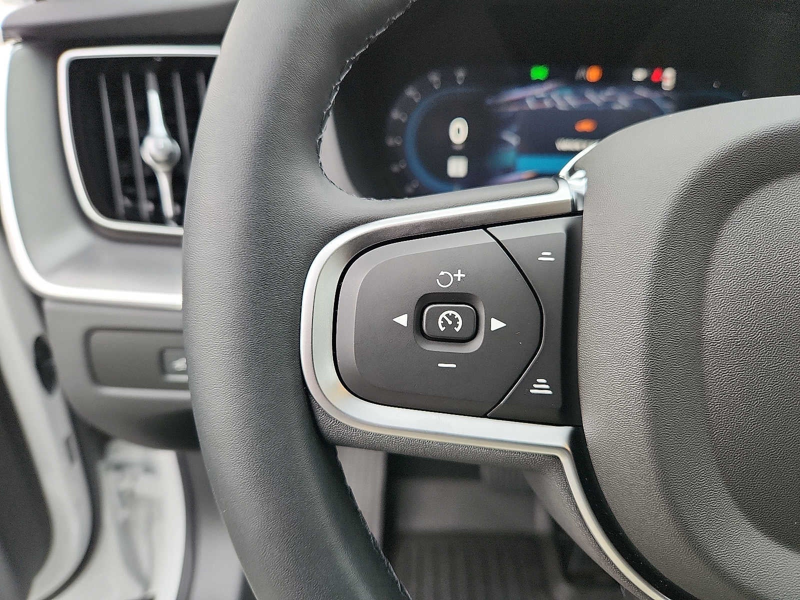 2025 Volvo XC60 Plug-In Hybrid Core