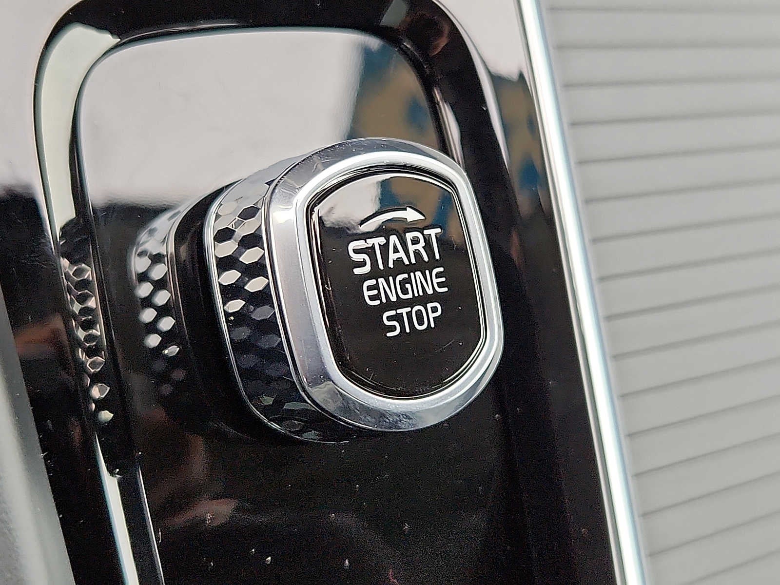 2025 Volvo XC60 Plug-In Hybrid Core