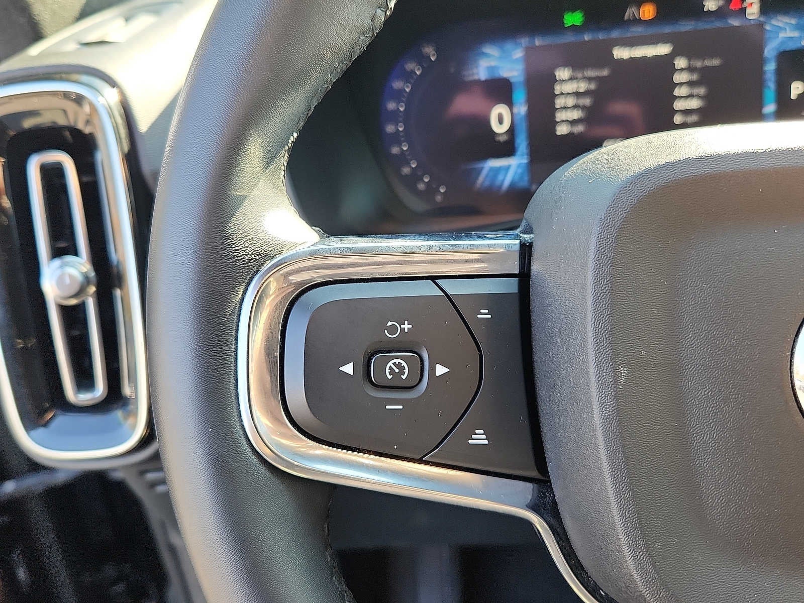 2023 Volvo XC40 Core