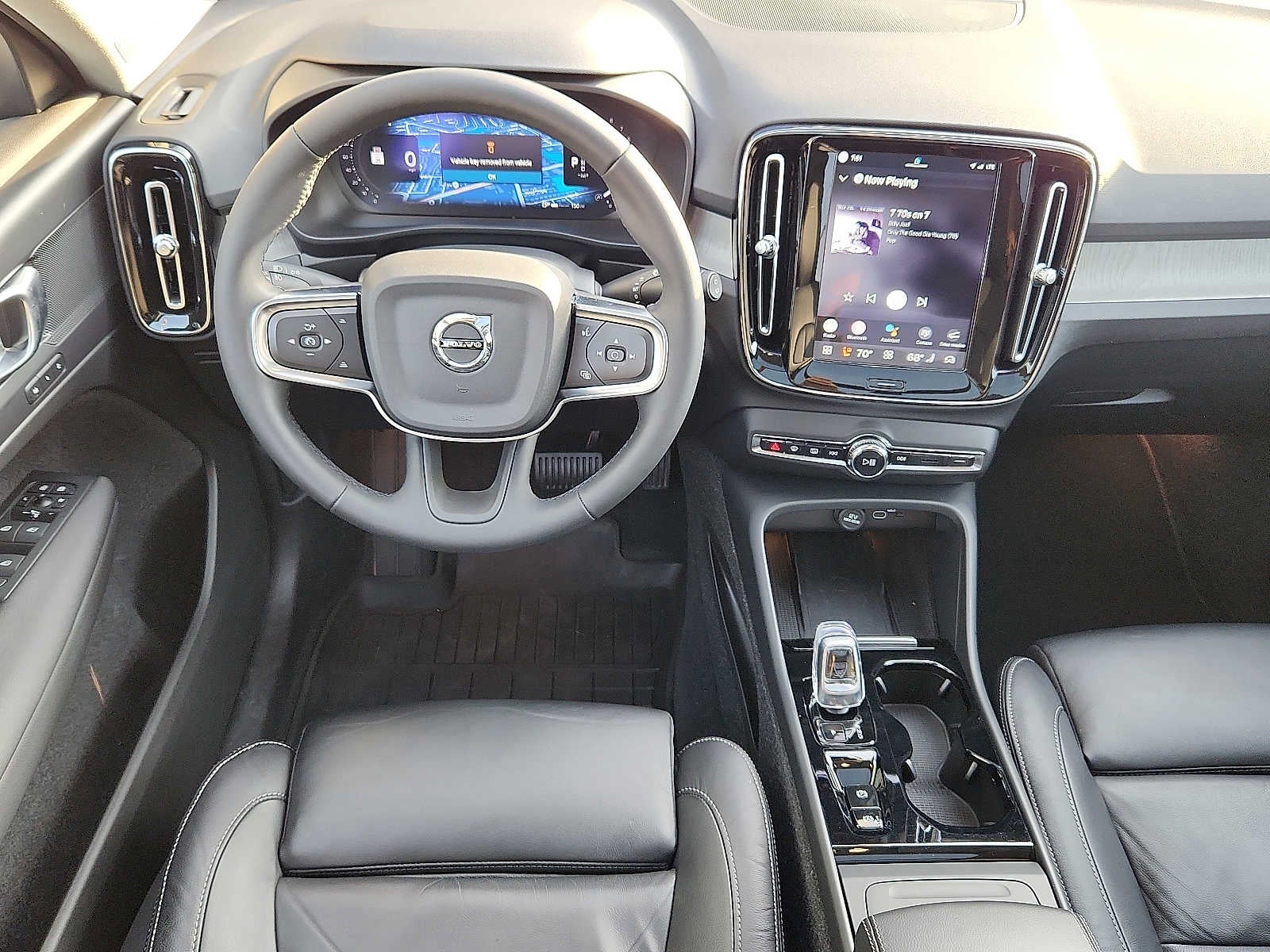 2023 Volvo XC40 Plus Bright Theme
