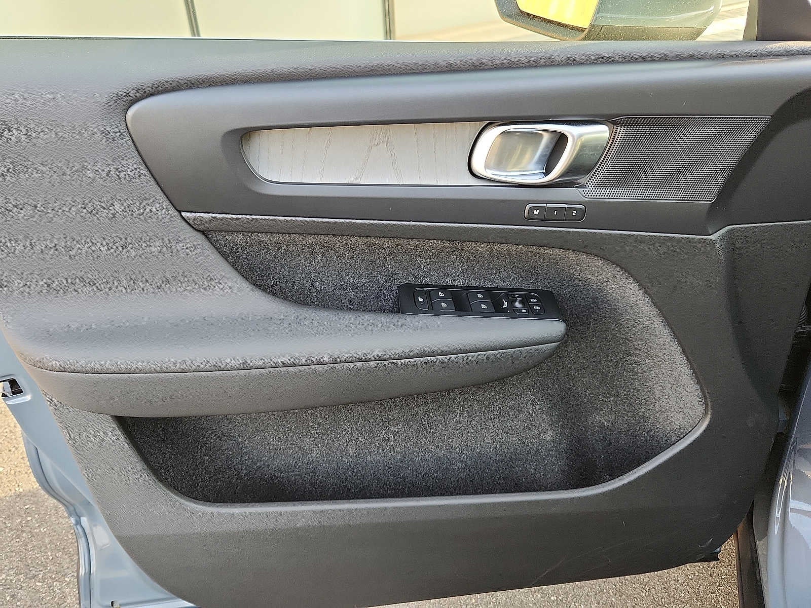 2023 Volvo XC40 Plus Bright Theme