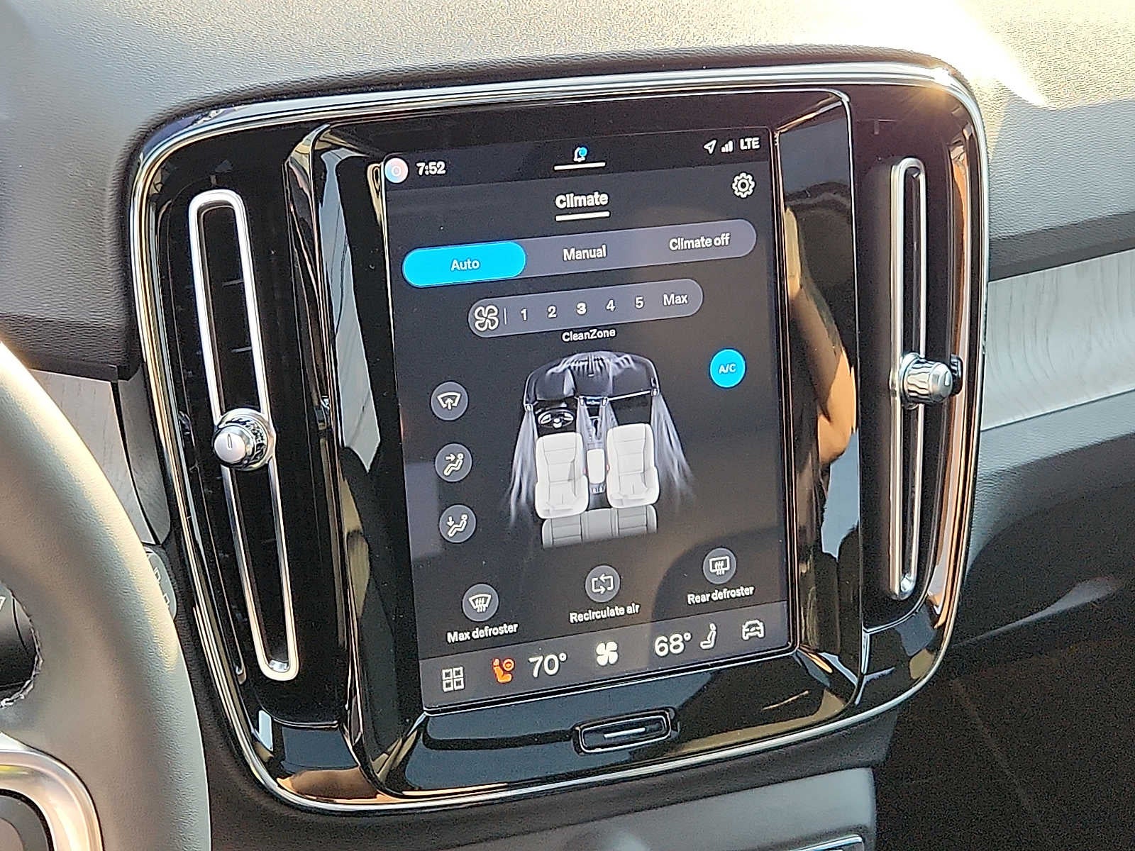 2023 Volvo XC40 Plus Bright Theme