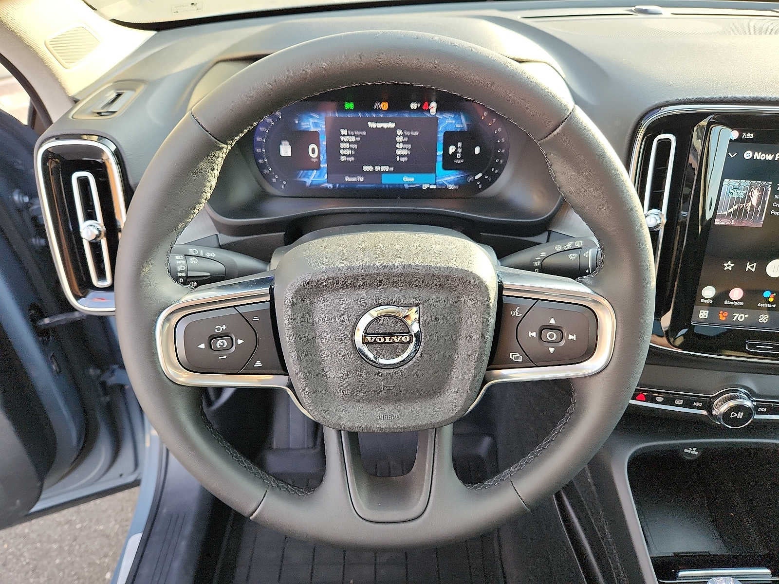 2023 Volvo XC40 Plus Bright Theme