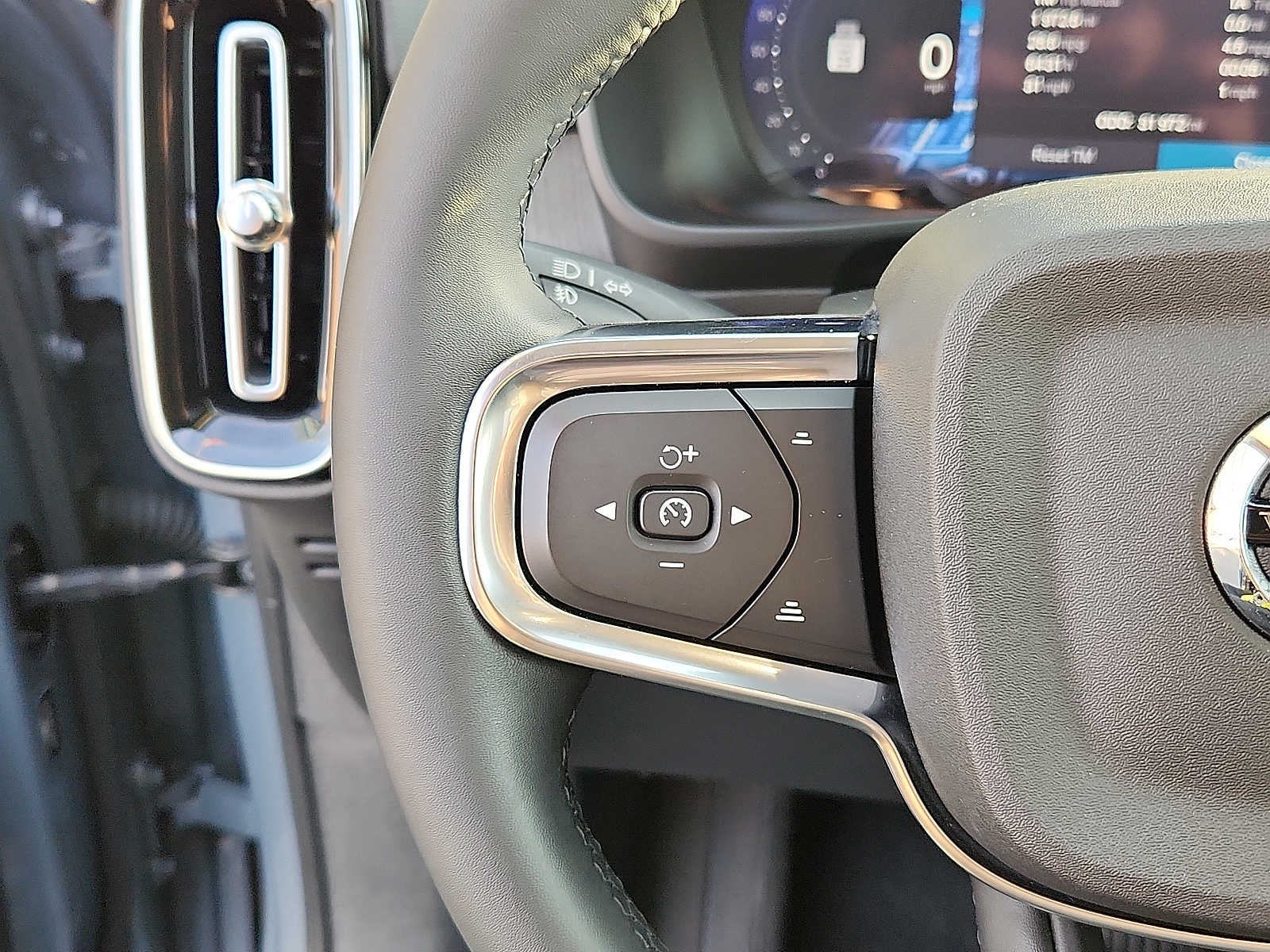 2023 Volvo XC40 Plus Bright Theme