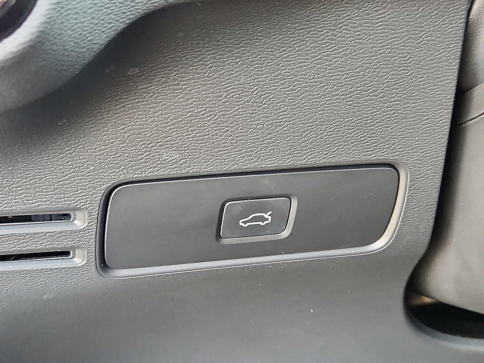 2023 Volvo XC40 Plus Bright Theme