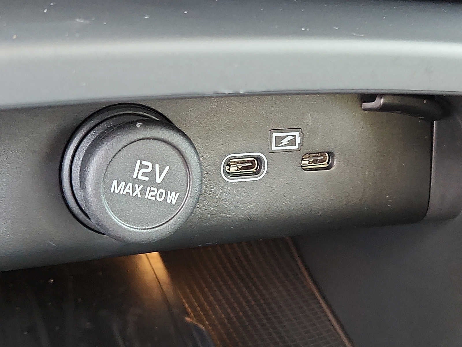 2023 Volvo XC40 Plus Bright Theme