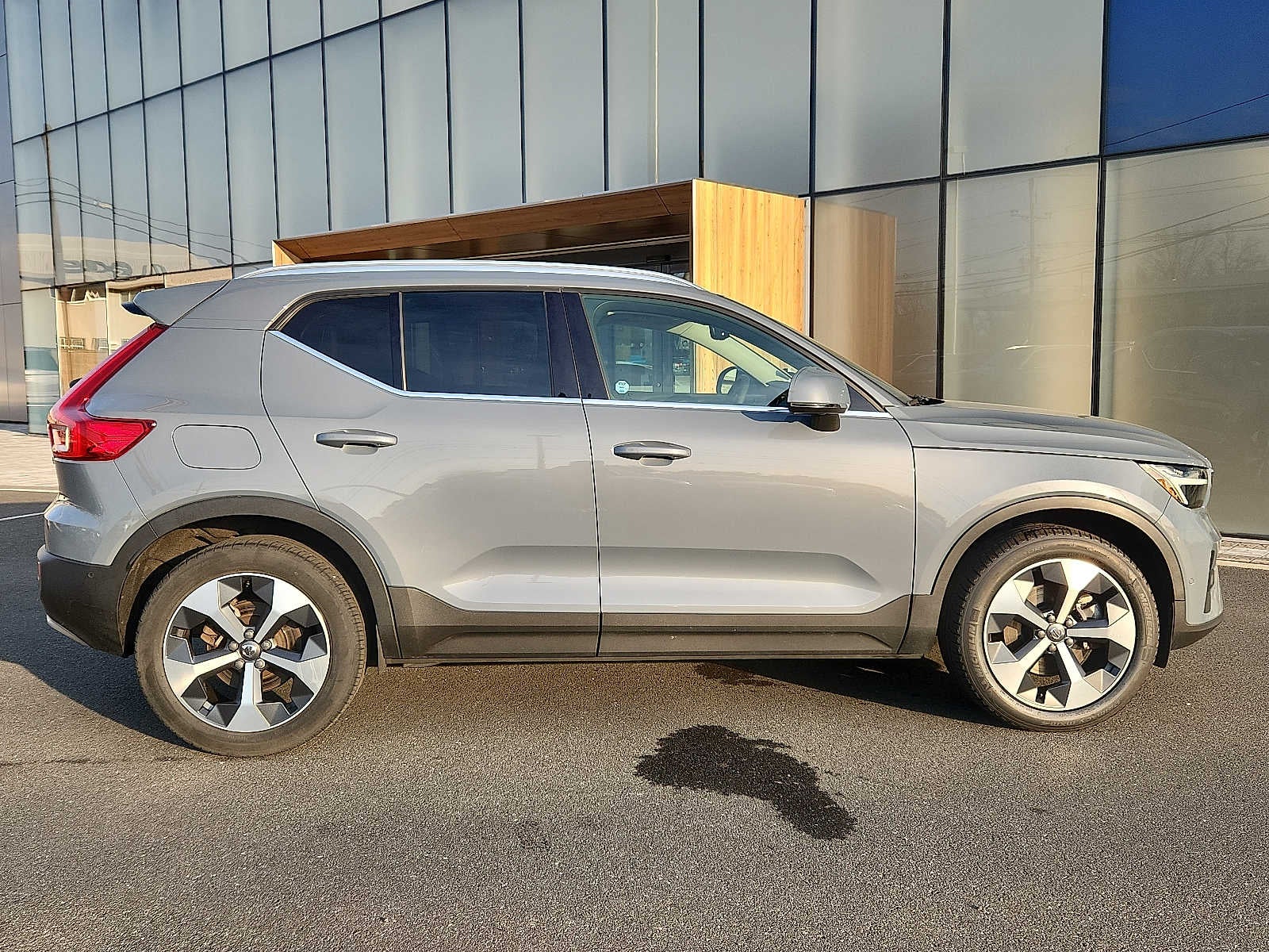 2023 Volvo XC40 Plus Bright Theme