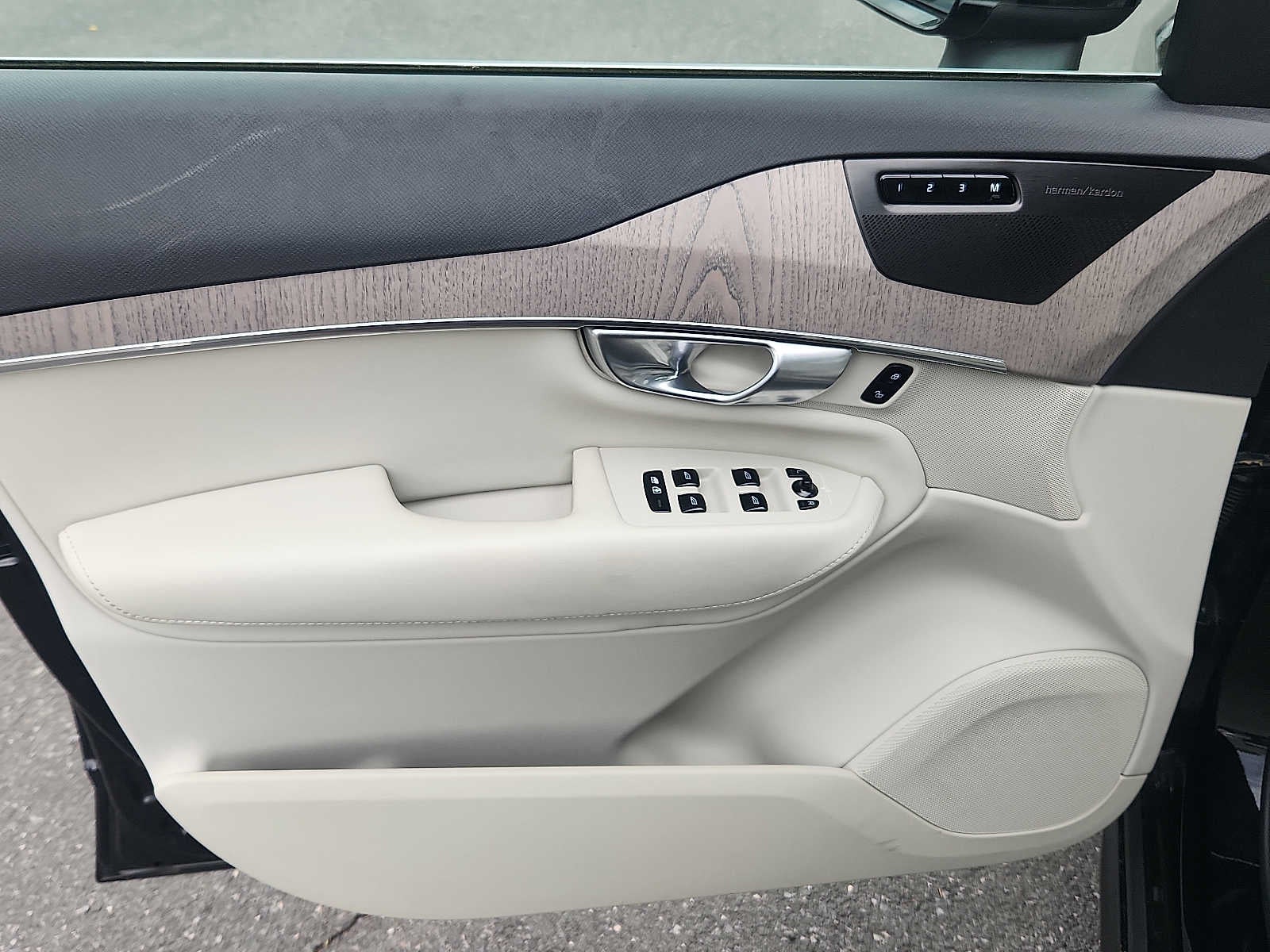 2024 Volvo XC90 Plus Bright Theme