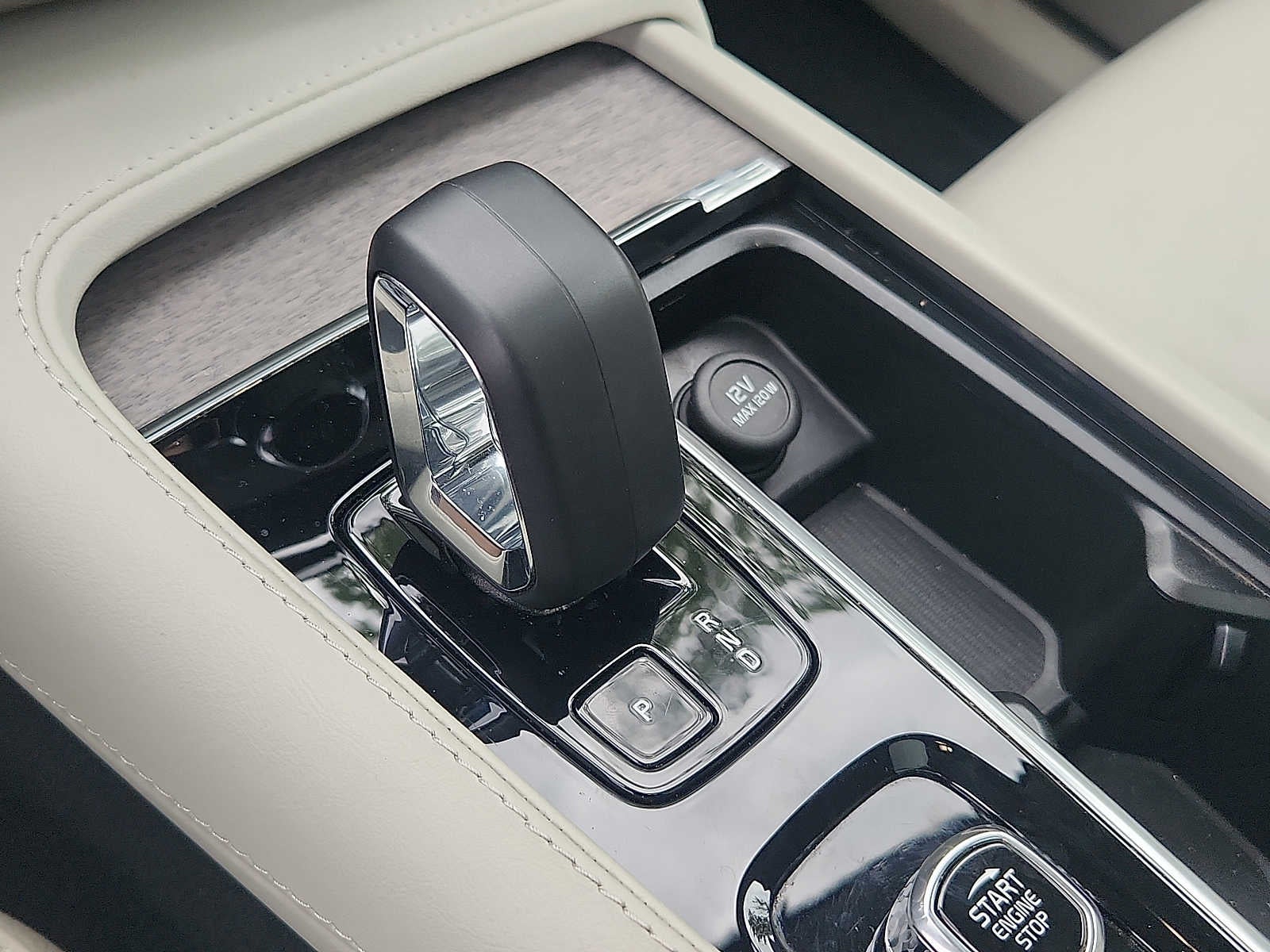 2024 Volvo XC90 Plus Bright Theme