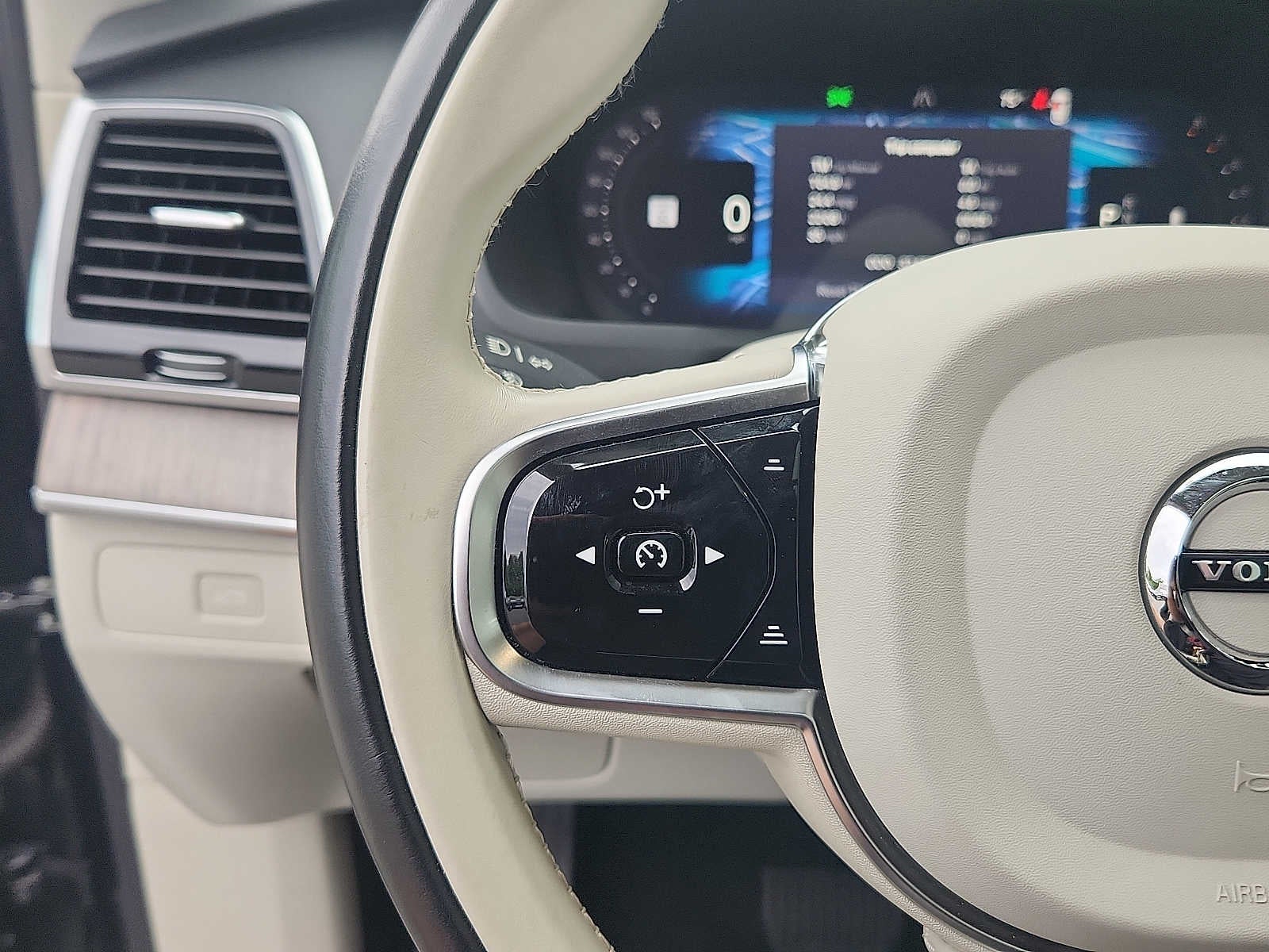 2024 Volvo XC90 Plus Bright Theme