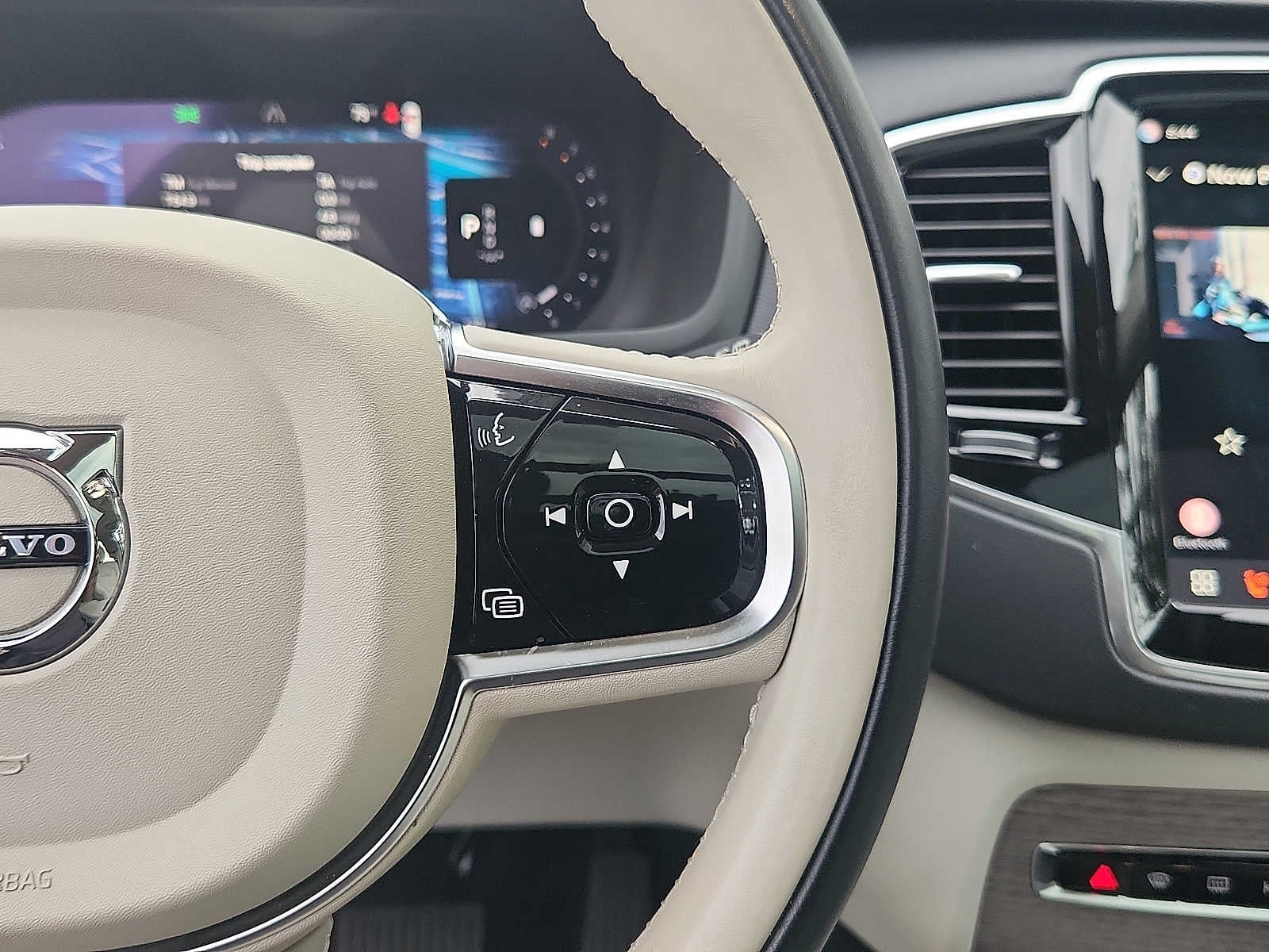 2024 Volvo XC90 Plus Bright Theme
