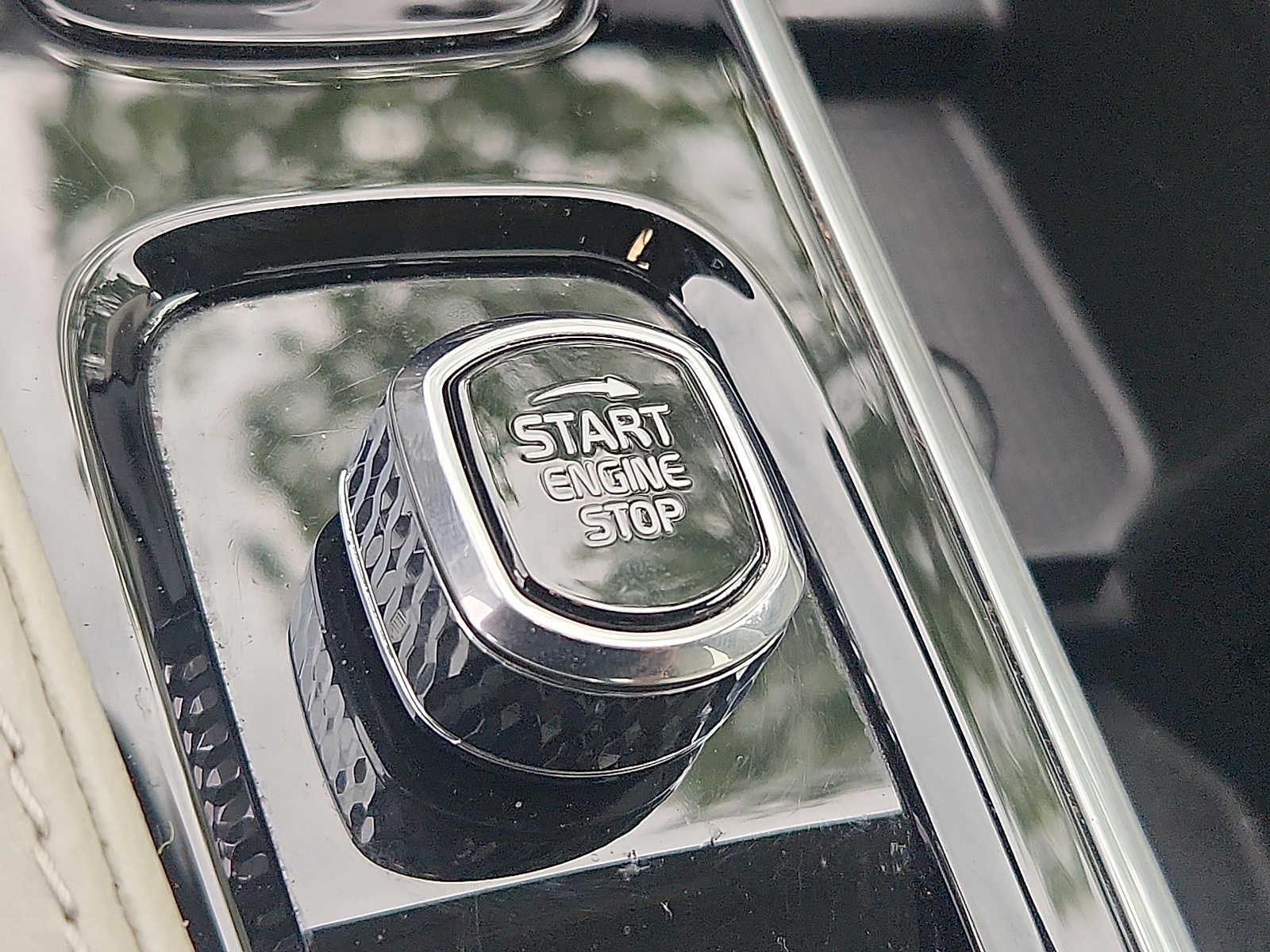 2024 Volvo XC90 Plus Bright Theme