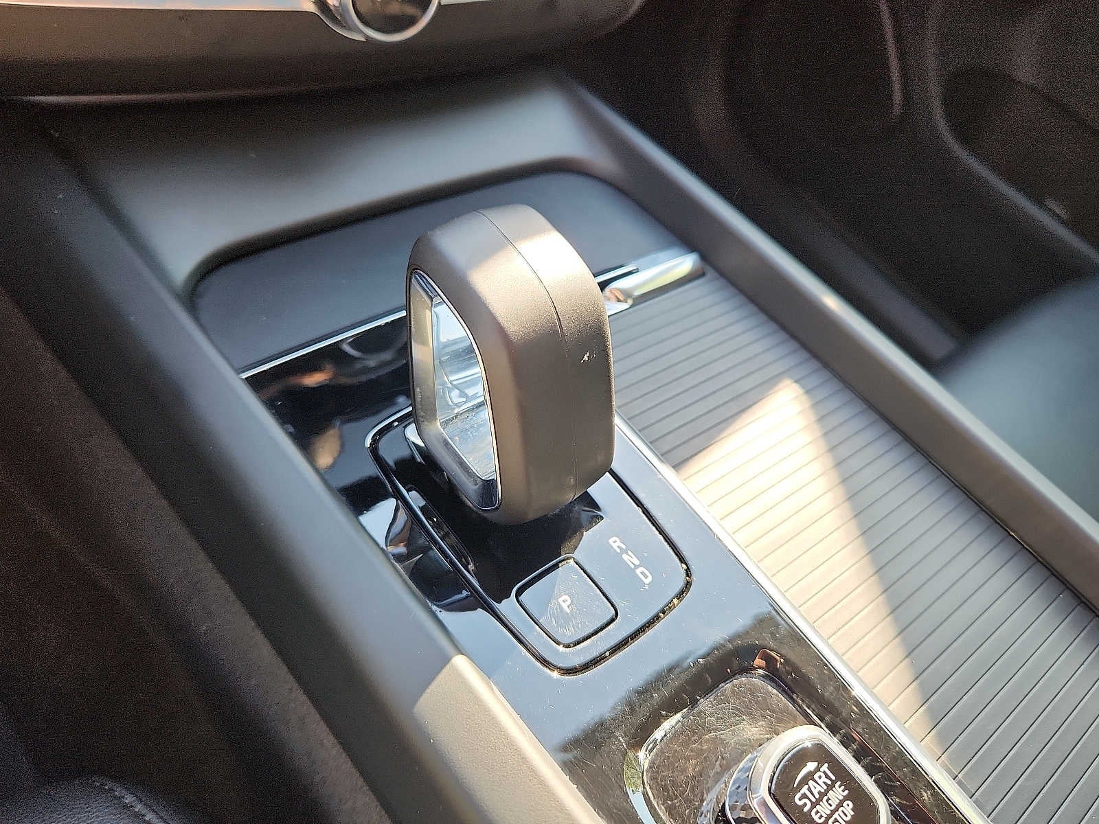 2024 Volvo XC60 Core Dark Theme