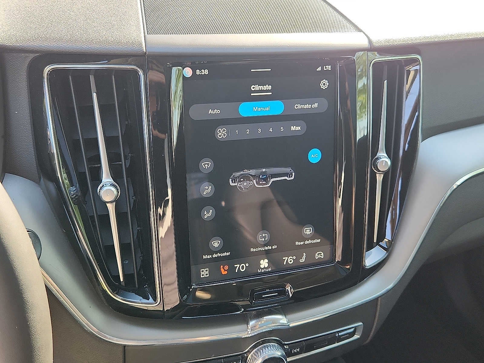 2024 Volvo XC60 Core Dark Theme
