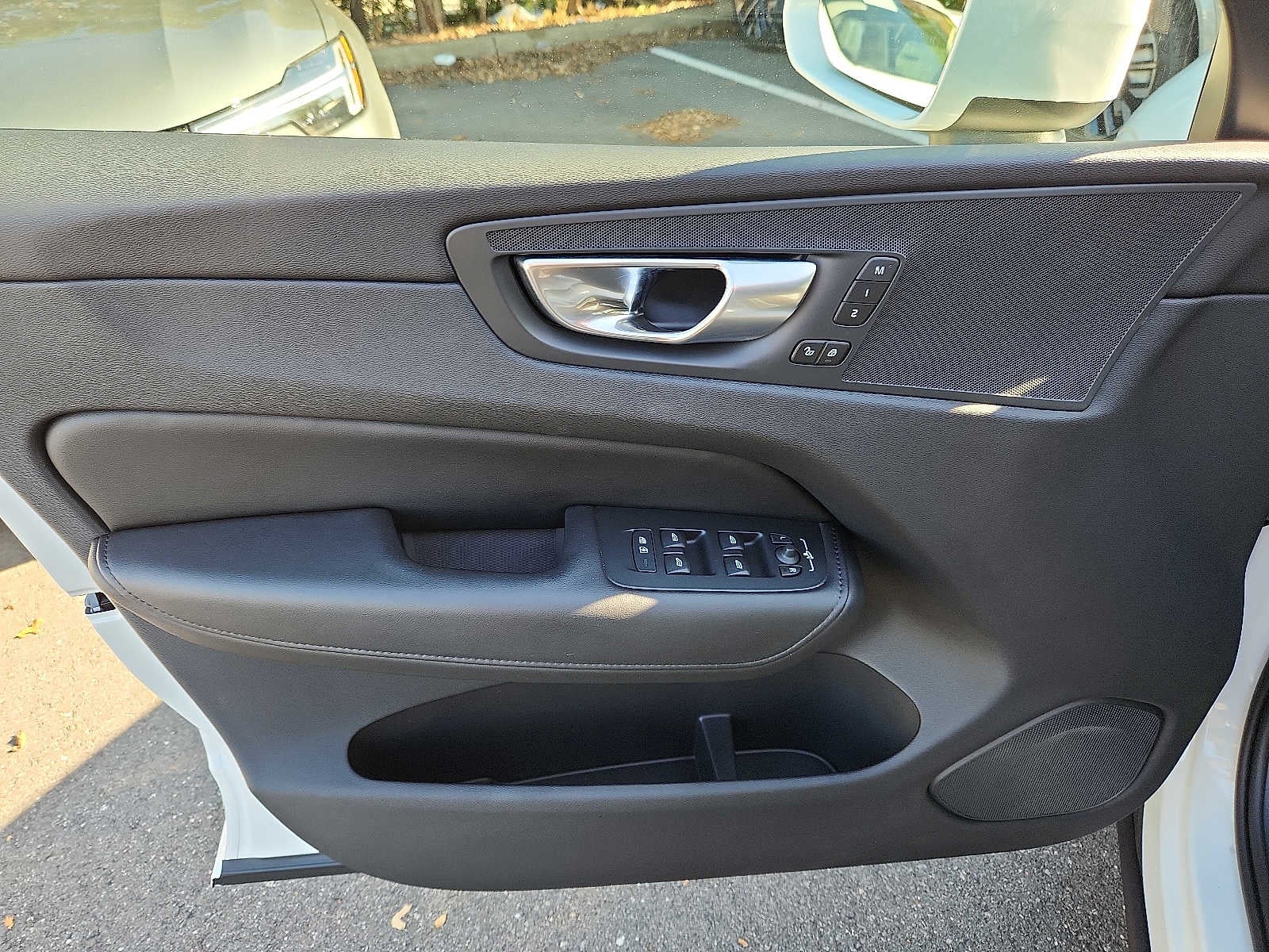 2024 Volvo XC60 Plus Dark Theme