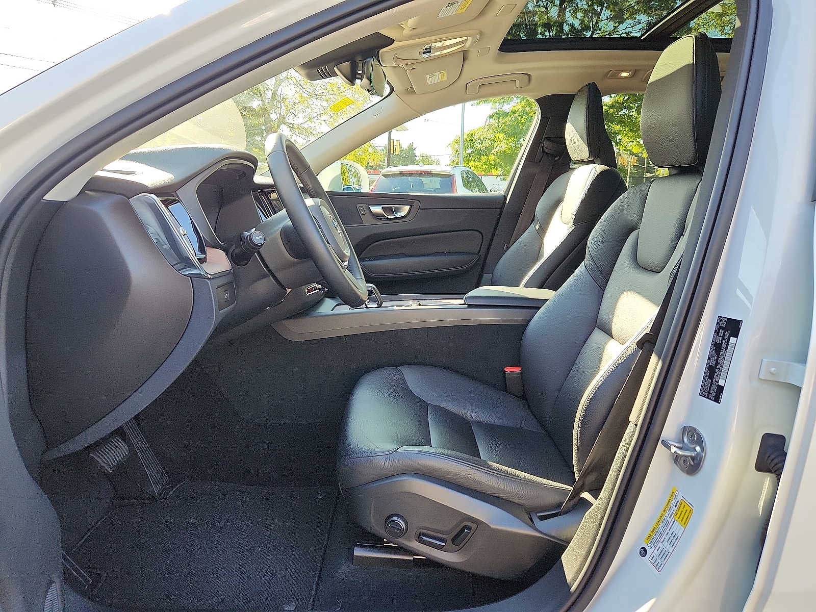 2024 Volvo XC60 Plus Dark Theme