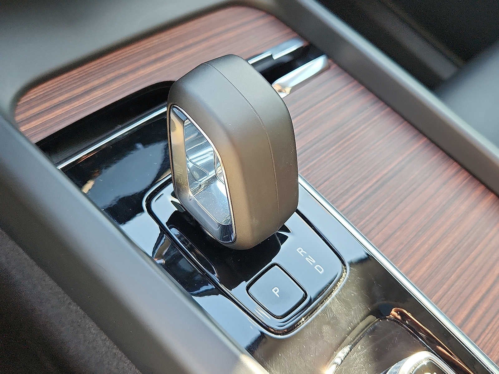 2024 Volvo XC60 Plus Dark Theme