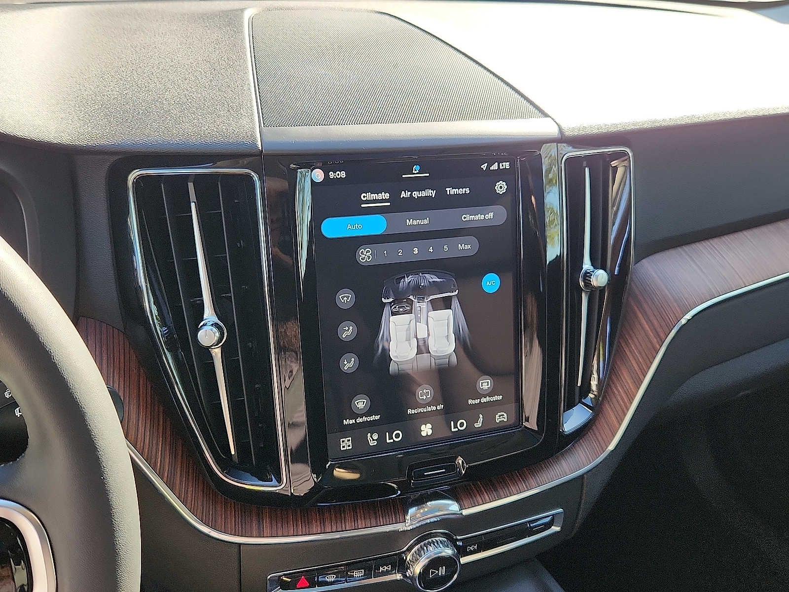 2024 Volvo XC60 Plus Dark Theme