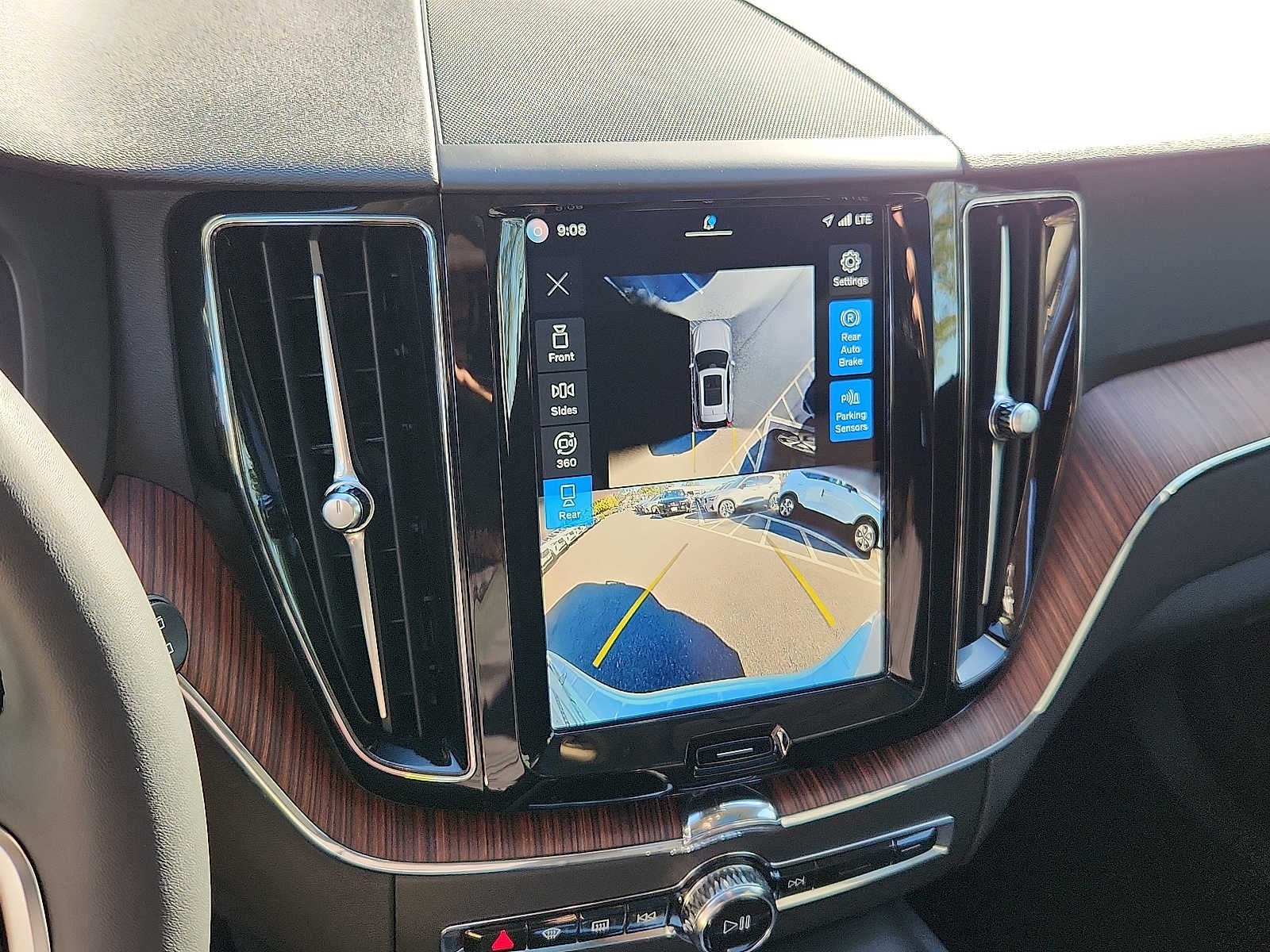 2024 Volvo XC60 Plus Dark Theme