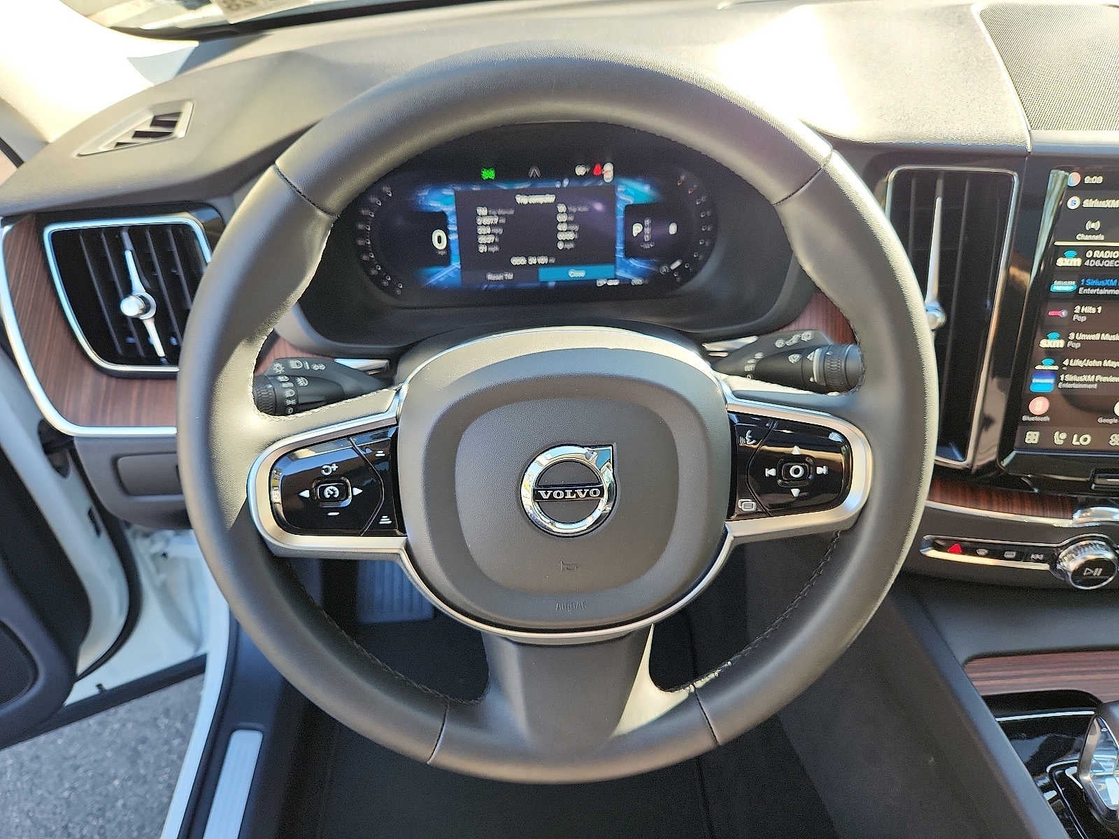 2024 Volvo XC60 Plus Dark Theme
