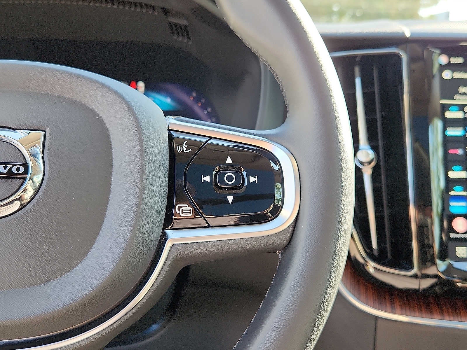 2024 Volvo XC60 Plus Dark Theme