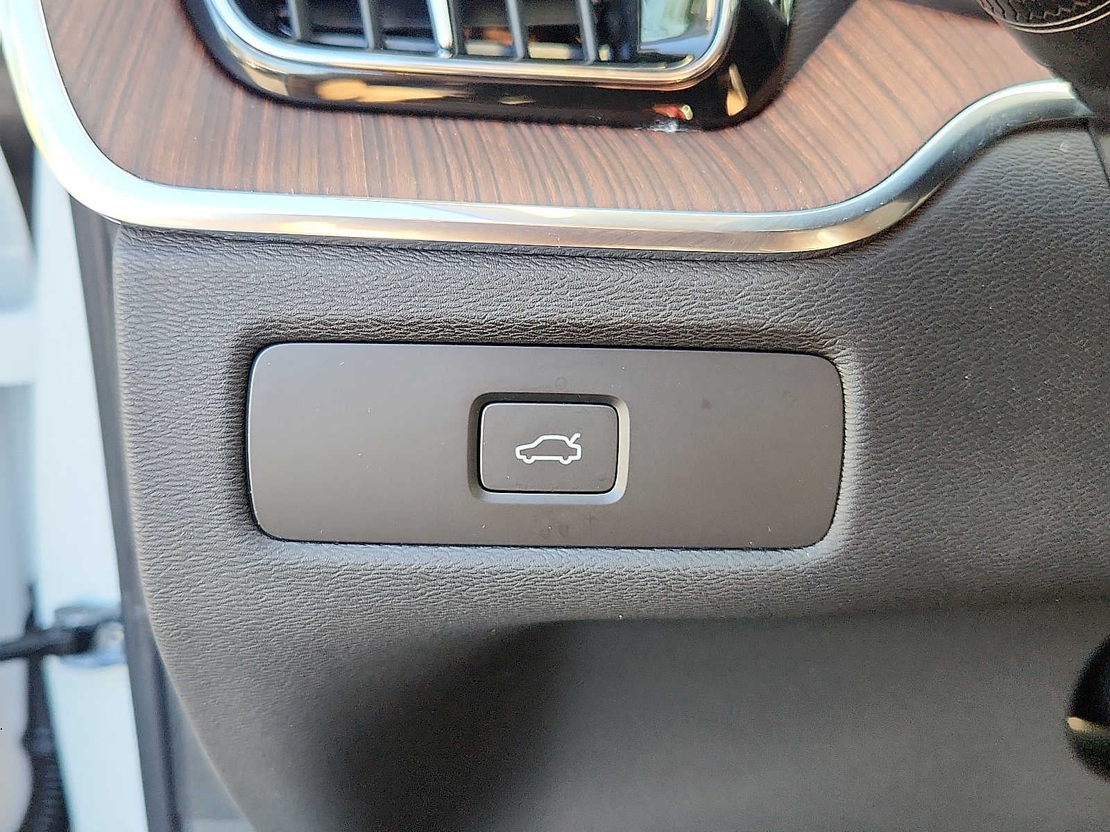 2024 Volvo XC60 Plus Dark Theme