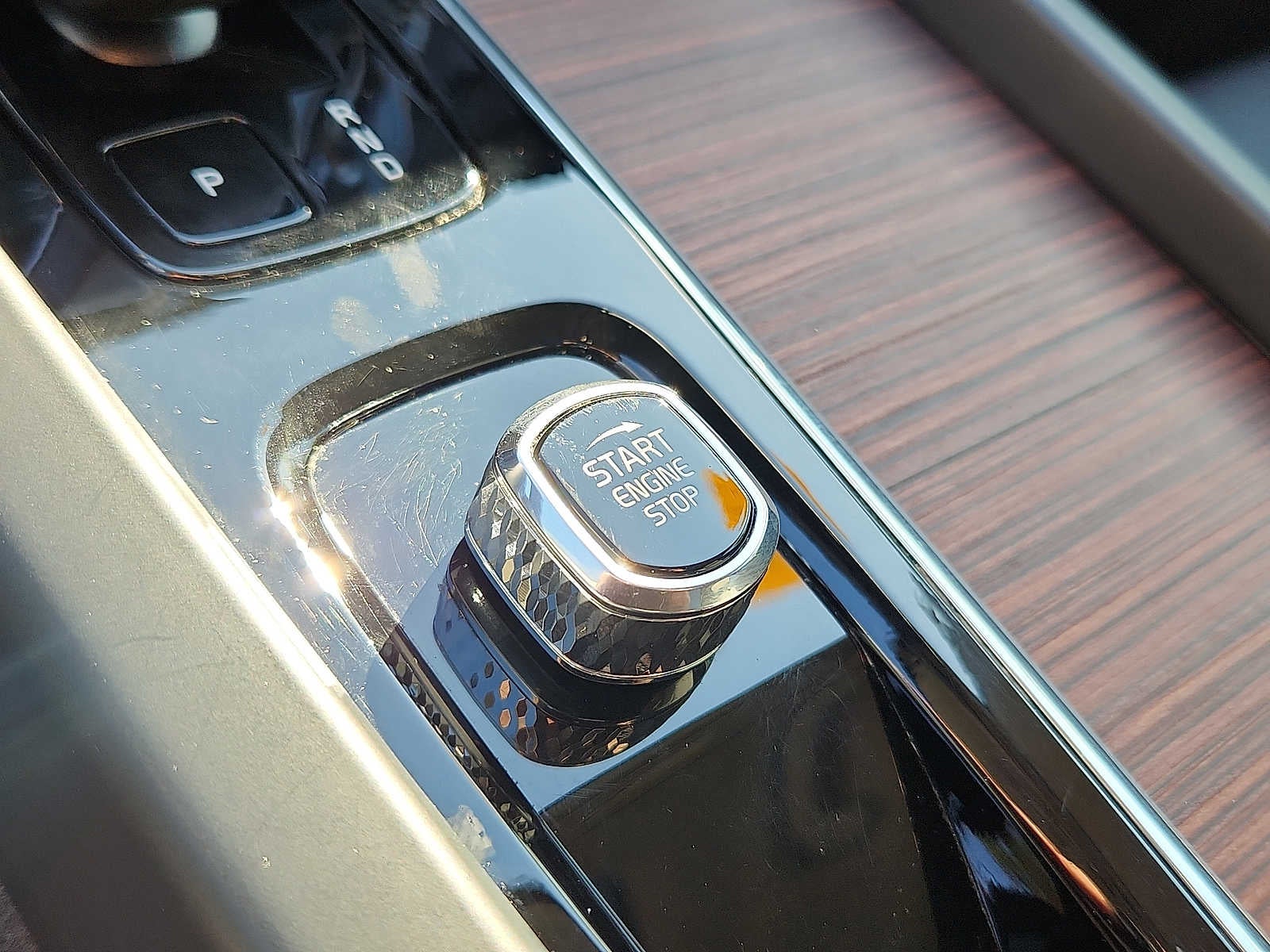 2024 Volvo XC60 Plus Dark Theme