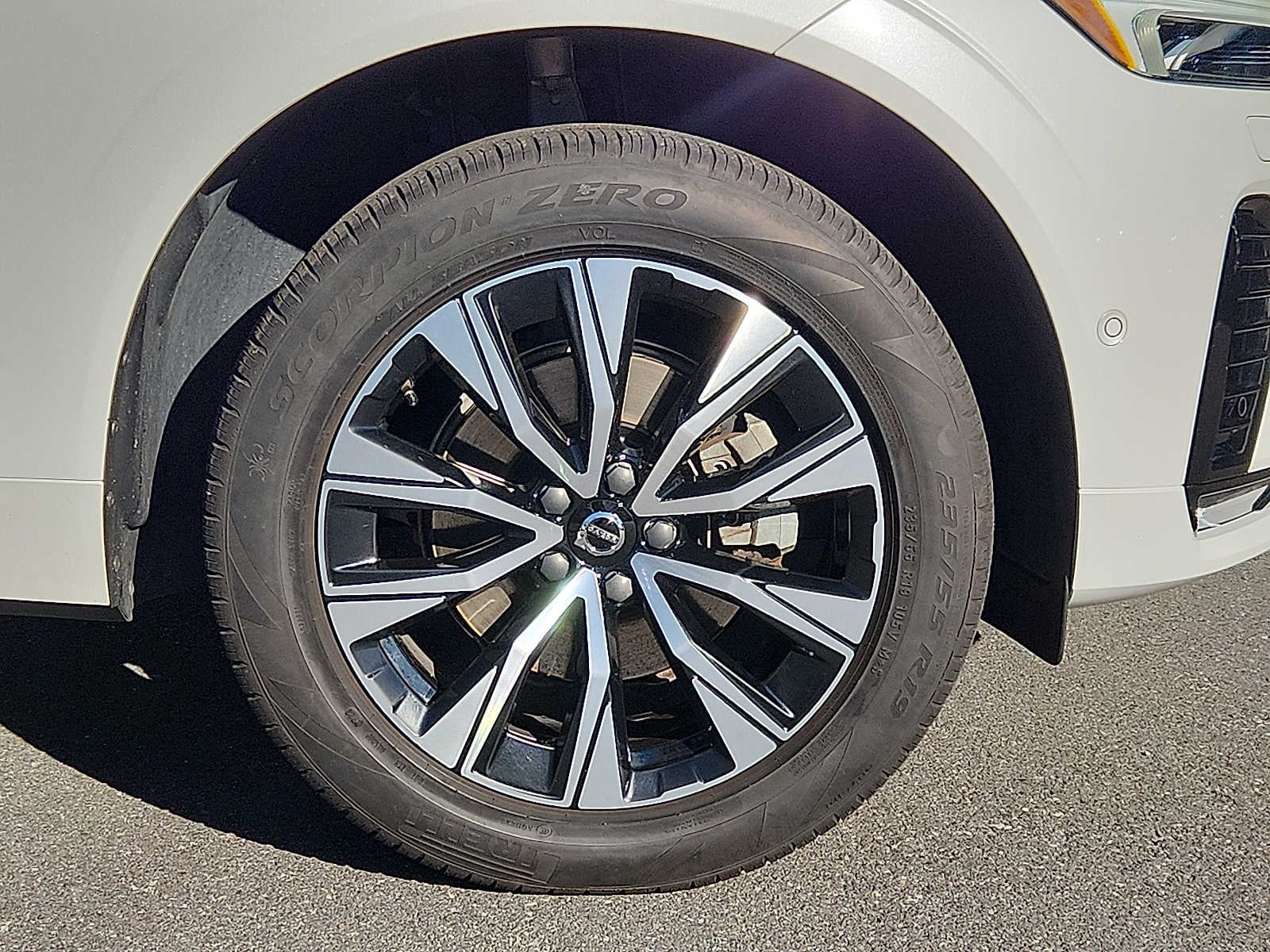 2024 Volvo XC60 Plus Dark Theme