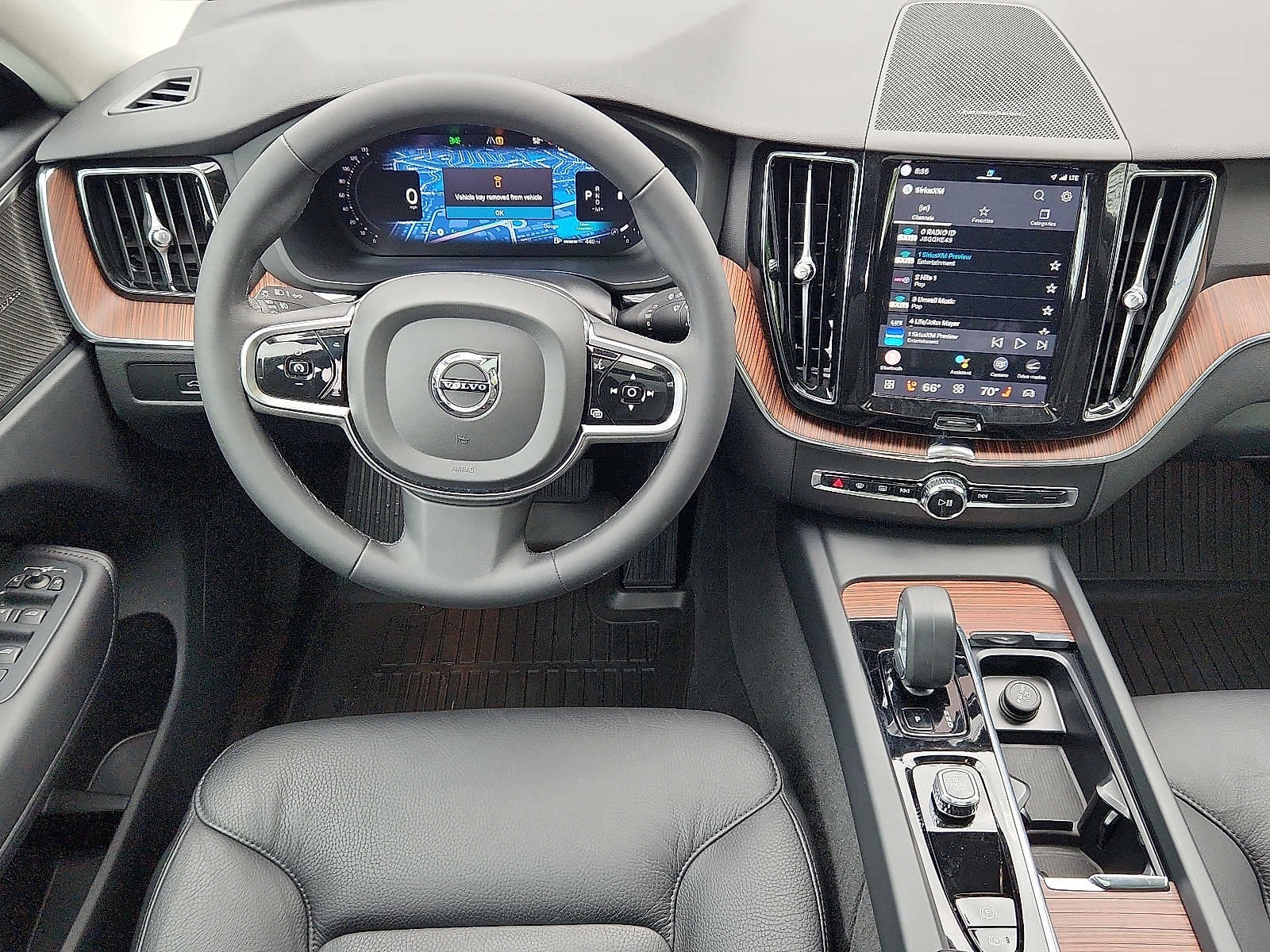 2024 Volvo XC60 Plus Dark Theme