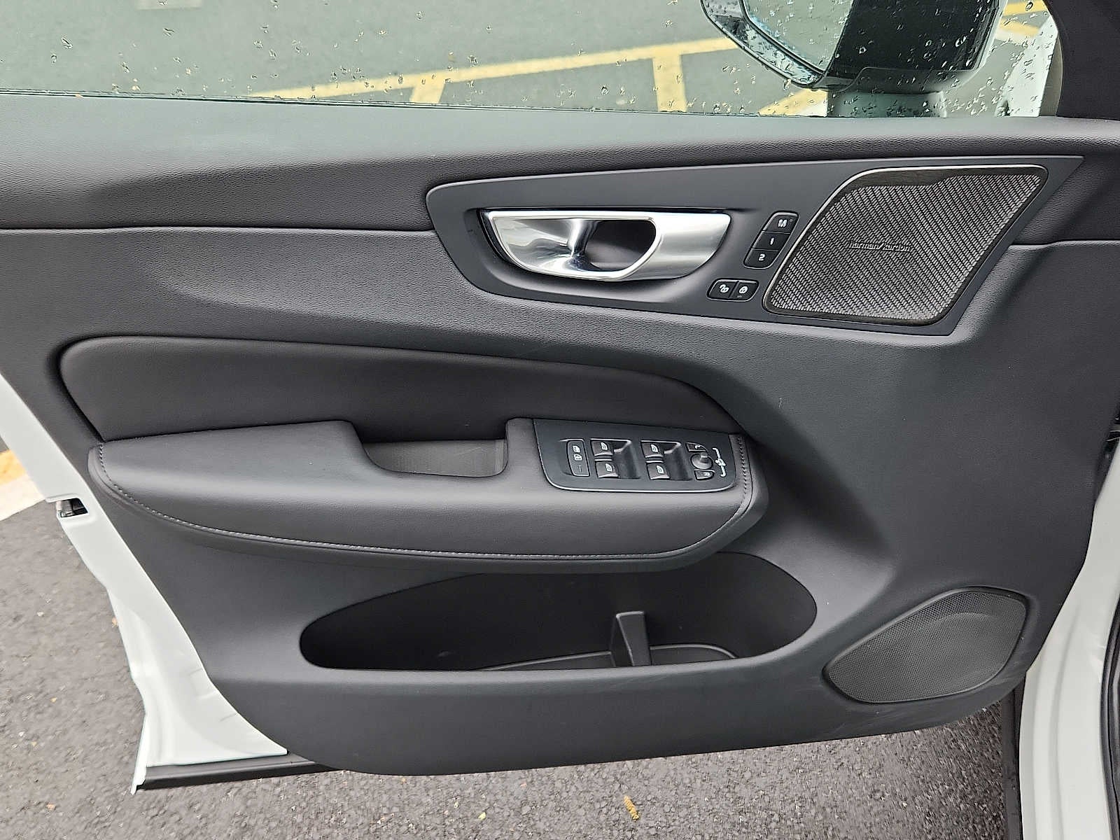2024 Volvo XC60 Plus Dark Theme